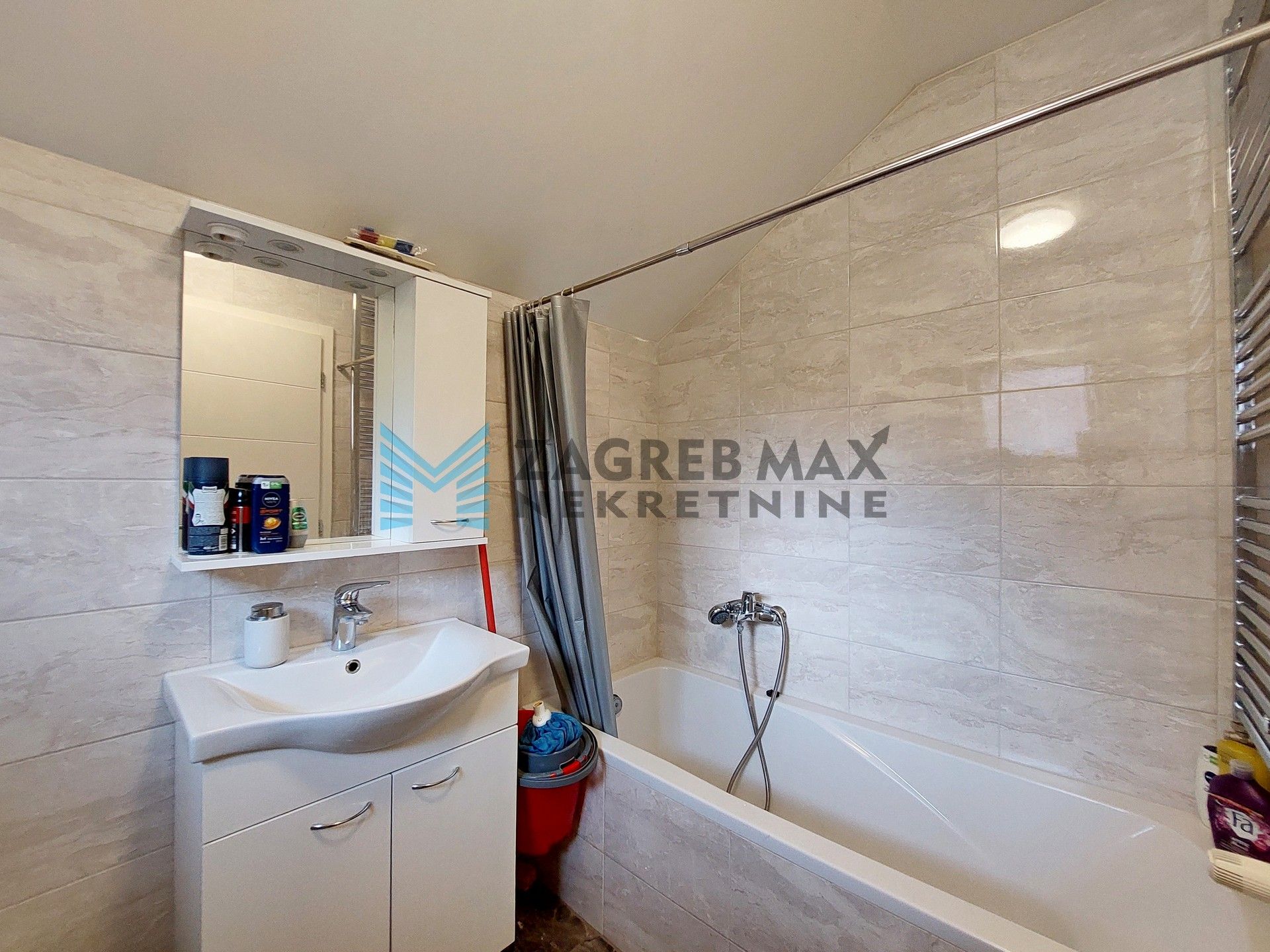 Zagreb - SESVETE - P.Štoosa - 3-sobni, uređen, balkon, dvorište