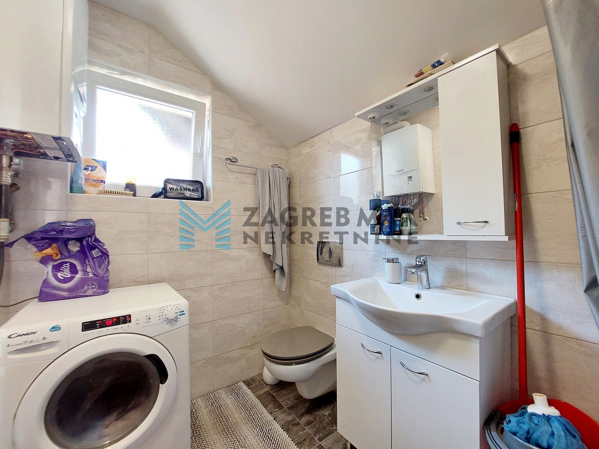 Zagreb - SESVETE - P.Štoosa - 3-sobni, uređen, balkon, dvorište