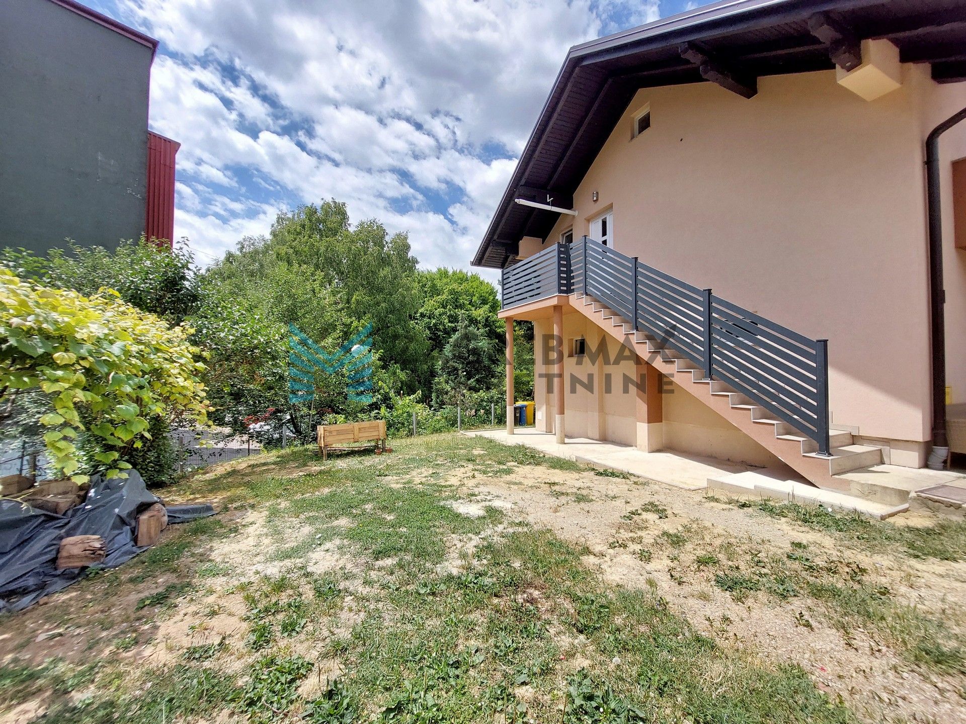 Zagreb - SESVETE - P.Štoosa - 3-sobni, uređen, balkon, dvorište