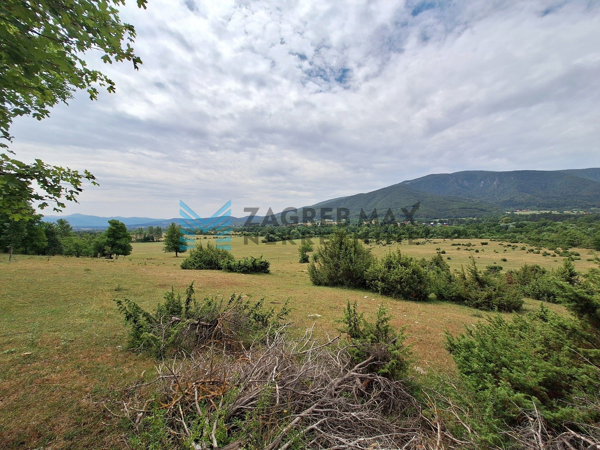 Zagreb - 25.000 m² s rijekom, izvorom i dvije kuće – idealno za eko resort!