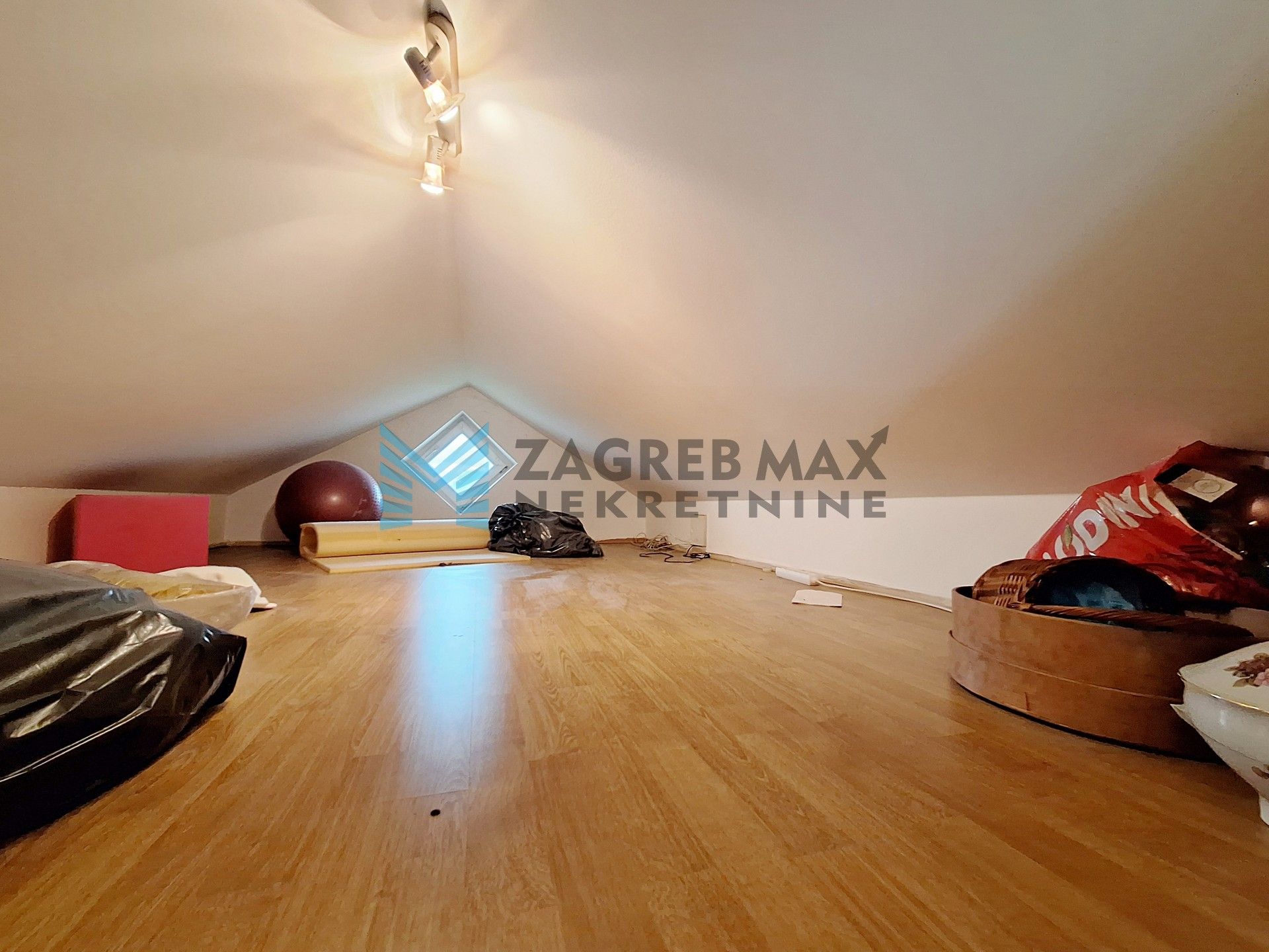 Zagreb - DOMASLOVEC - Krmica - kuća 246 m2, 2761 m2 zemljišta - INVESTICIJA