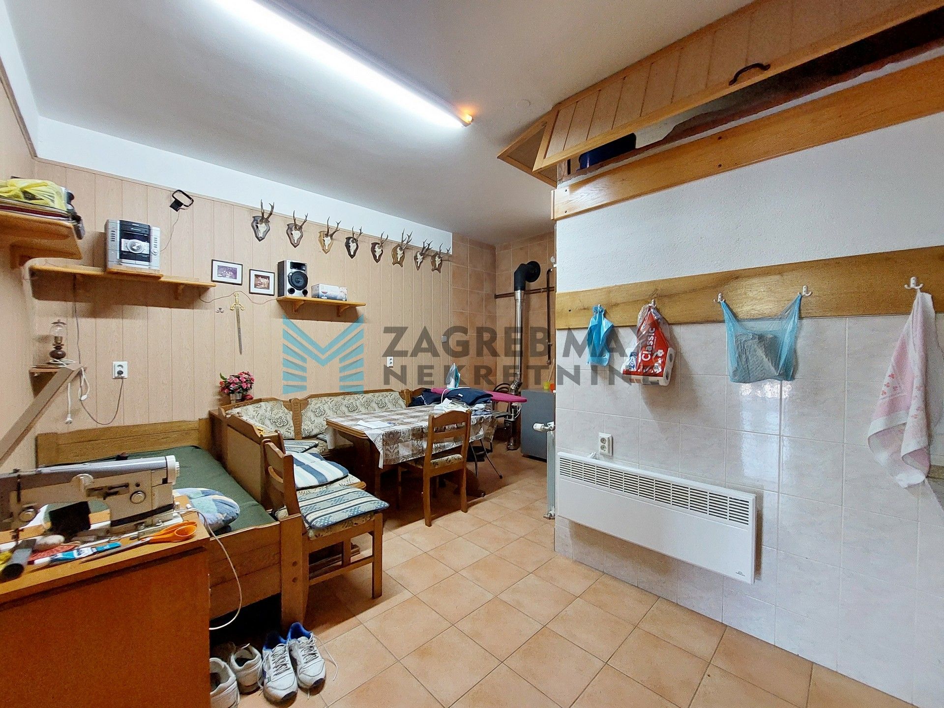 Zagreb - SUSEDGRAD - Bizek I. - kuća, veliko dvorište, garaža