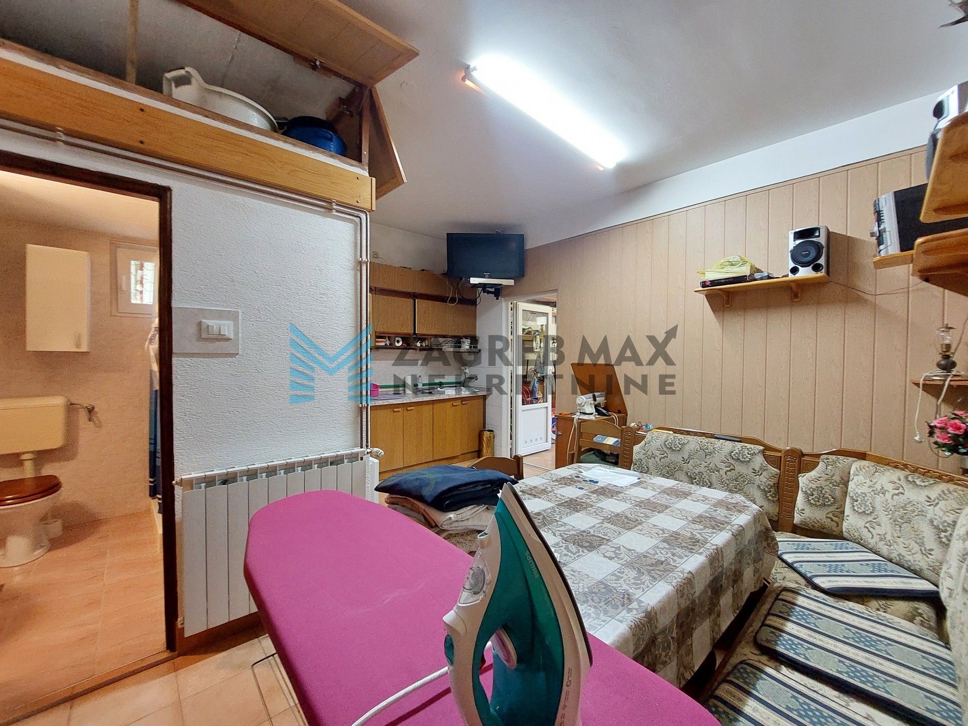 Zagreb - SUSEDGRAD - Bizek I. - kuća, veliko dvorište, garaža