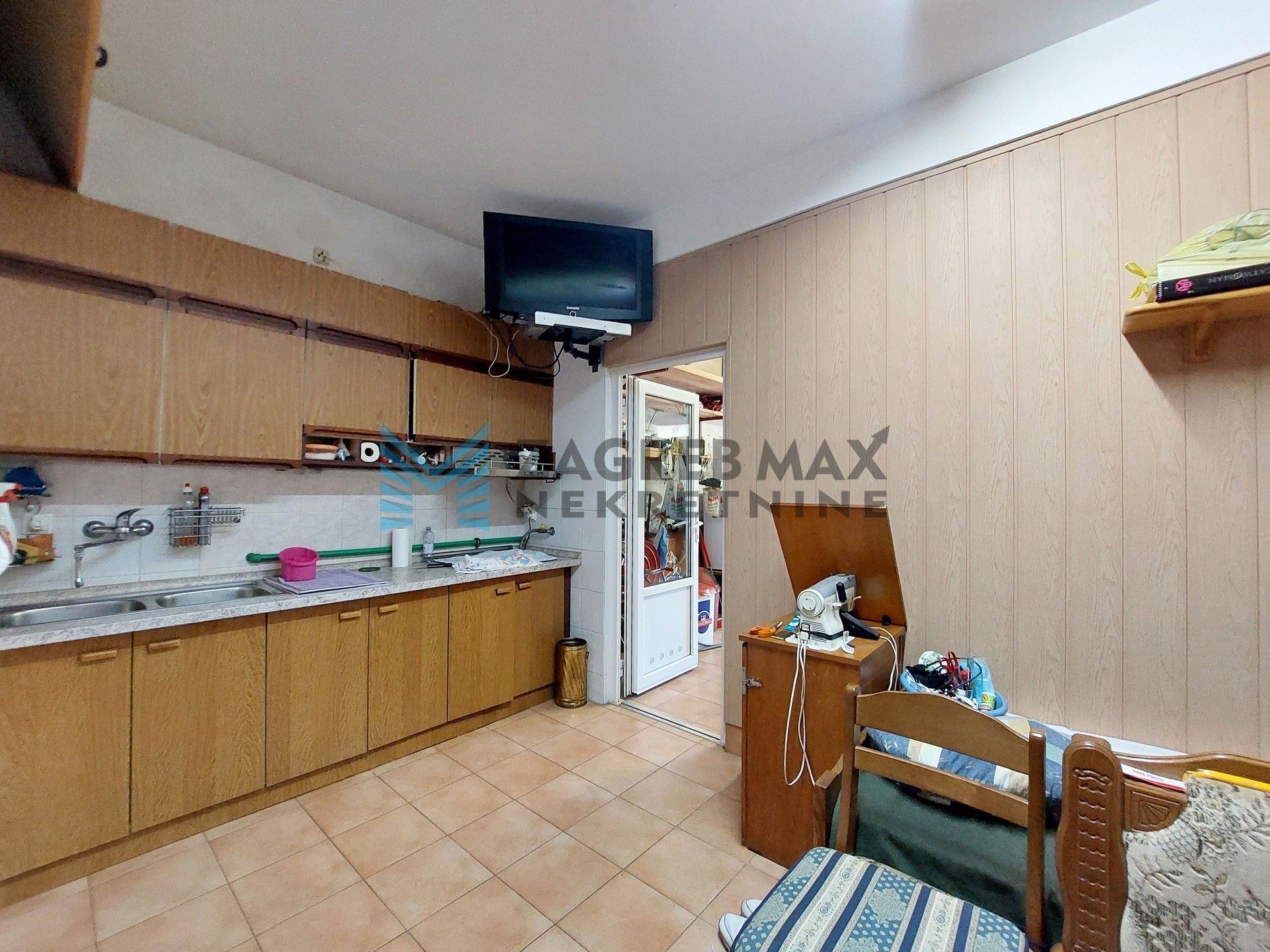 Zagreb - SUSEDGRAD - Bizek I. - kuća, veliko dvorište, garaža