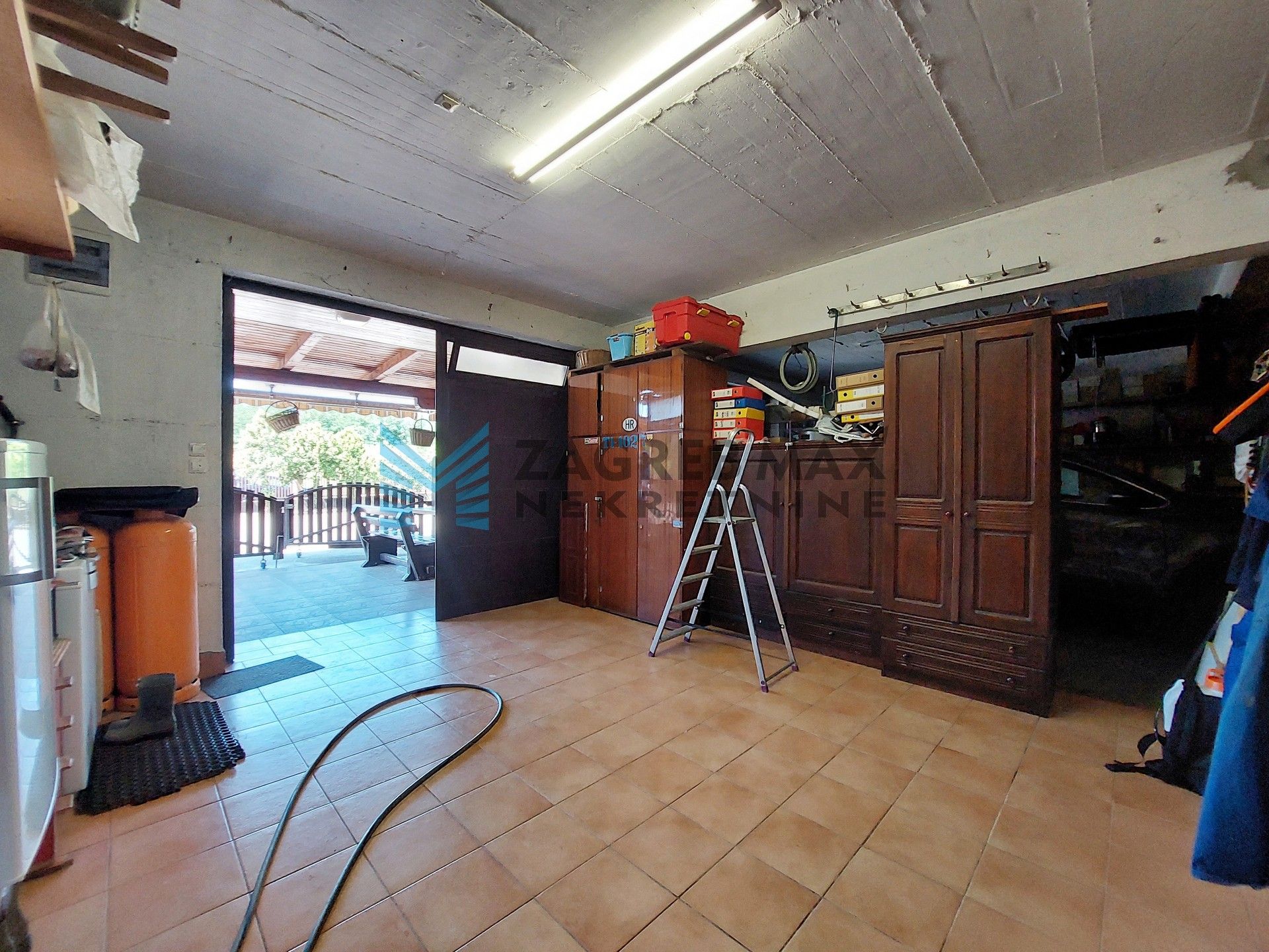 Zagreb - SUSEDGRAD - Bizek I. - kuća, veliko dvorište, garaža