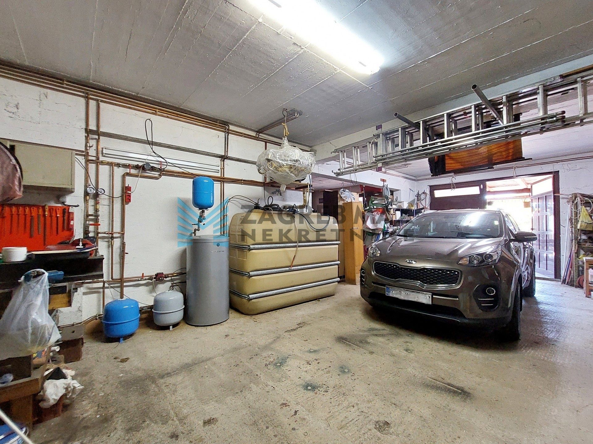 Zagreb - SUSEDGRAD - Bizek I. - kuća, veliko dvorište, garaža