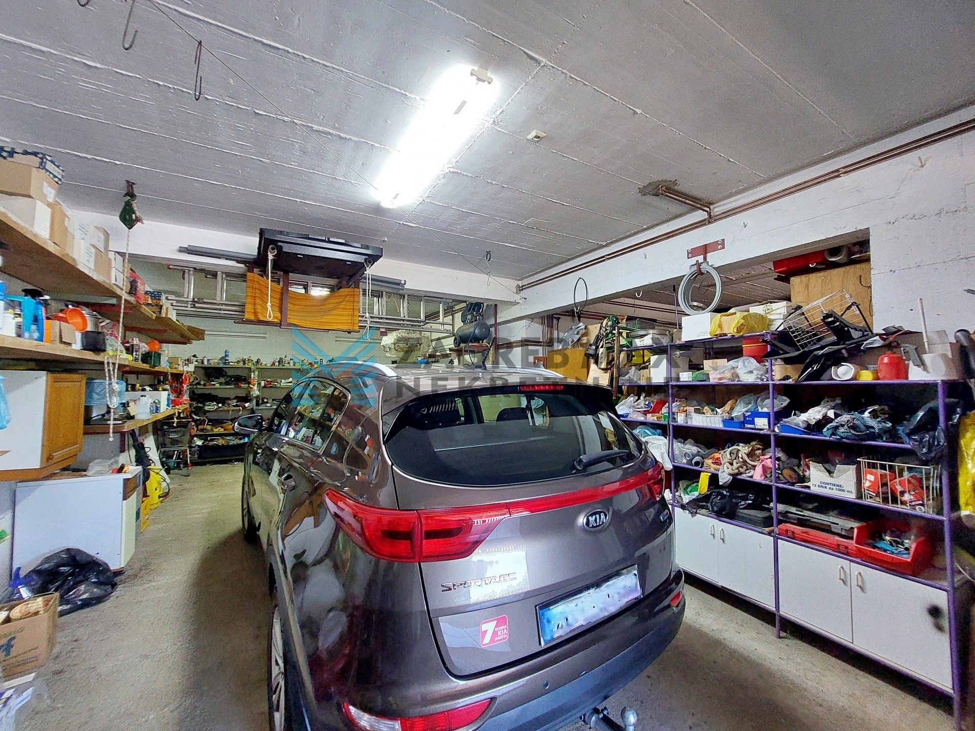 Zagreb - SUSEDGRAD - Bizek I. - kuća, veliko dvorište, garaža