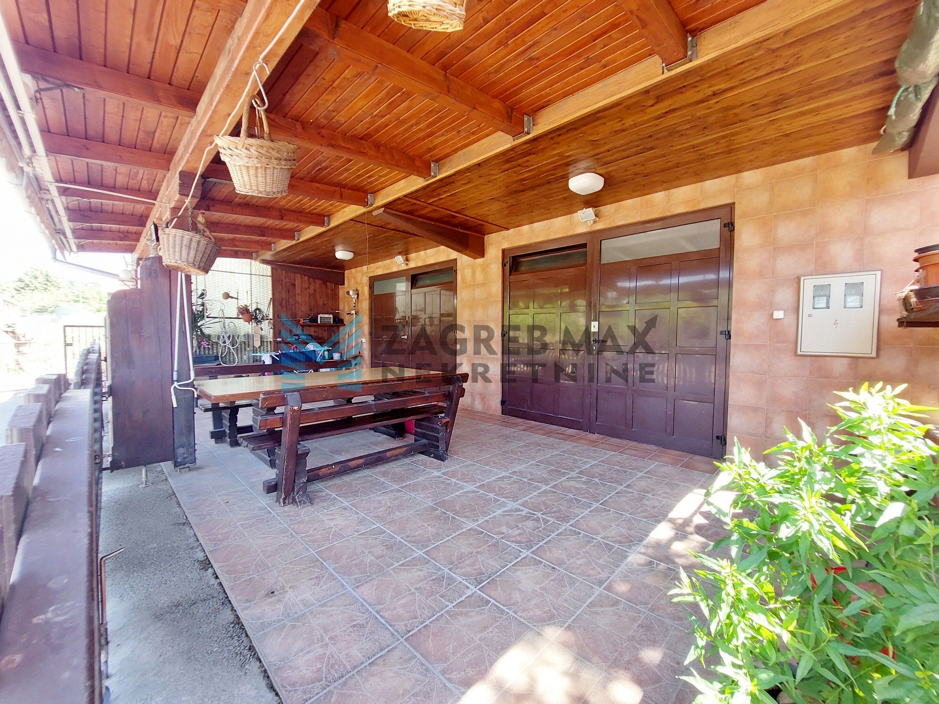 Zagreb - SUSEDGRAD - Bizek I. - kuća, veliko dvorište, garaža