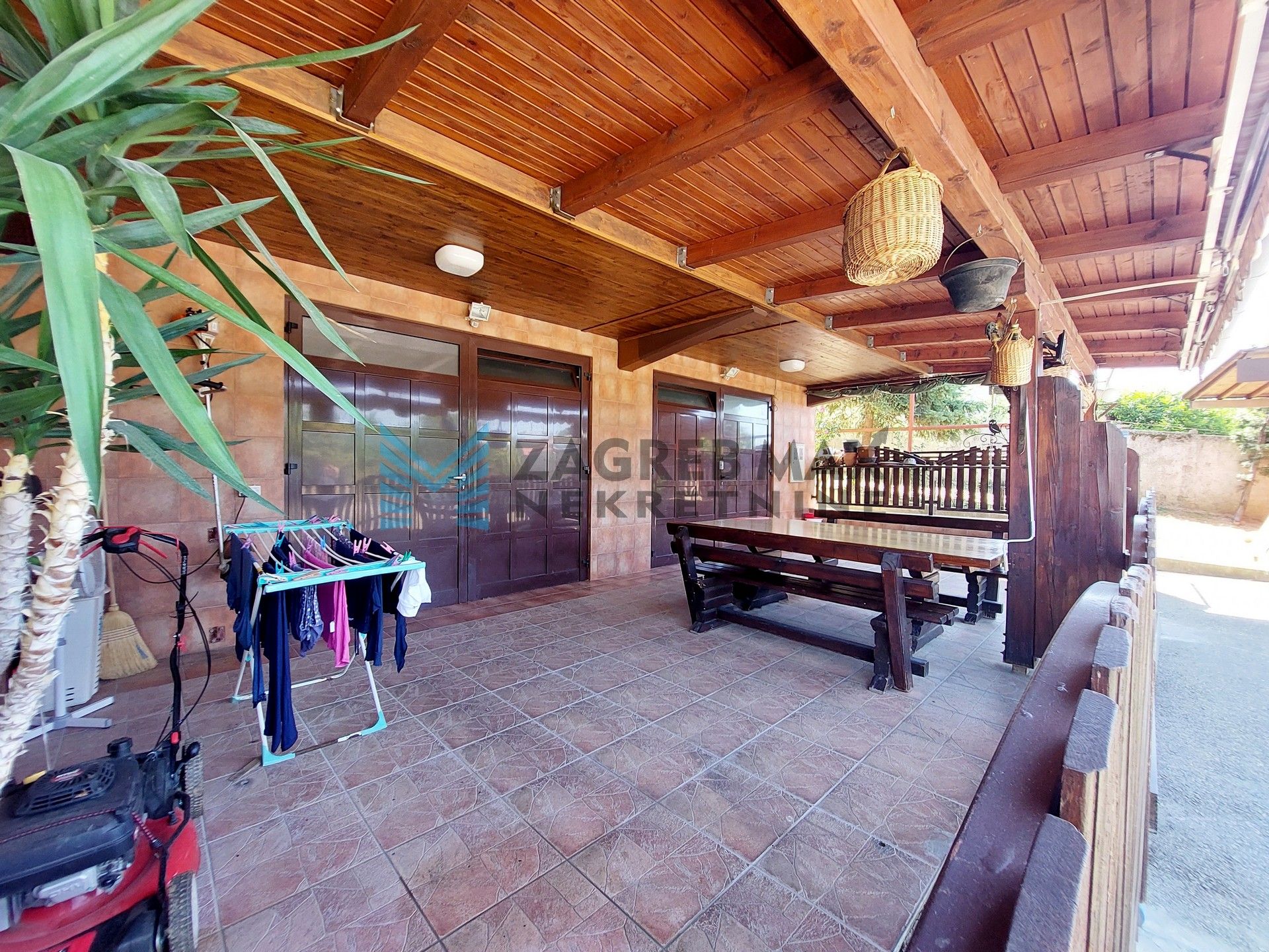 Zagreb - SUSEDGRAD - Bizek I. - kuća, veliko dvorište, garaža