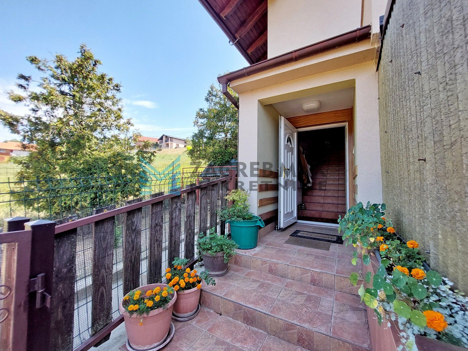 Zagreb - SUSEDGRAD - Bizek I. - kuća, veliko dvorište, garaža