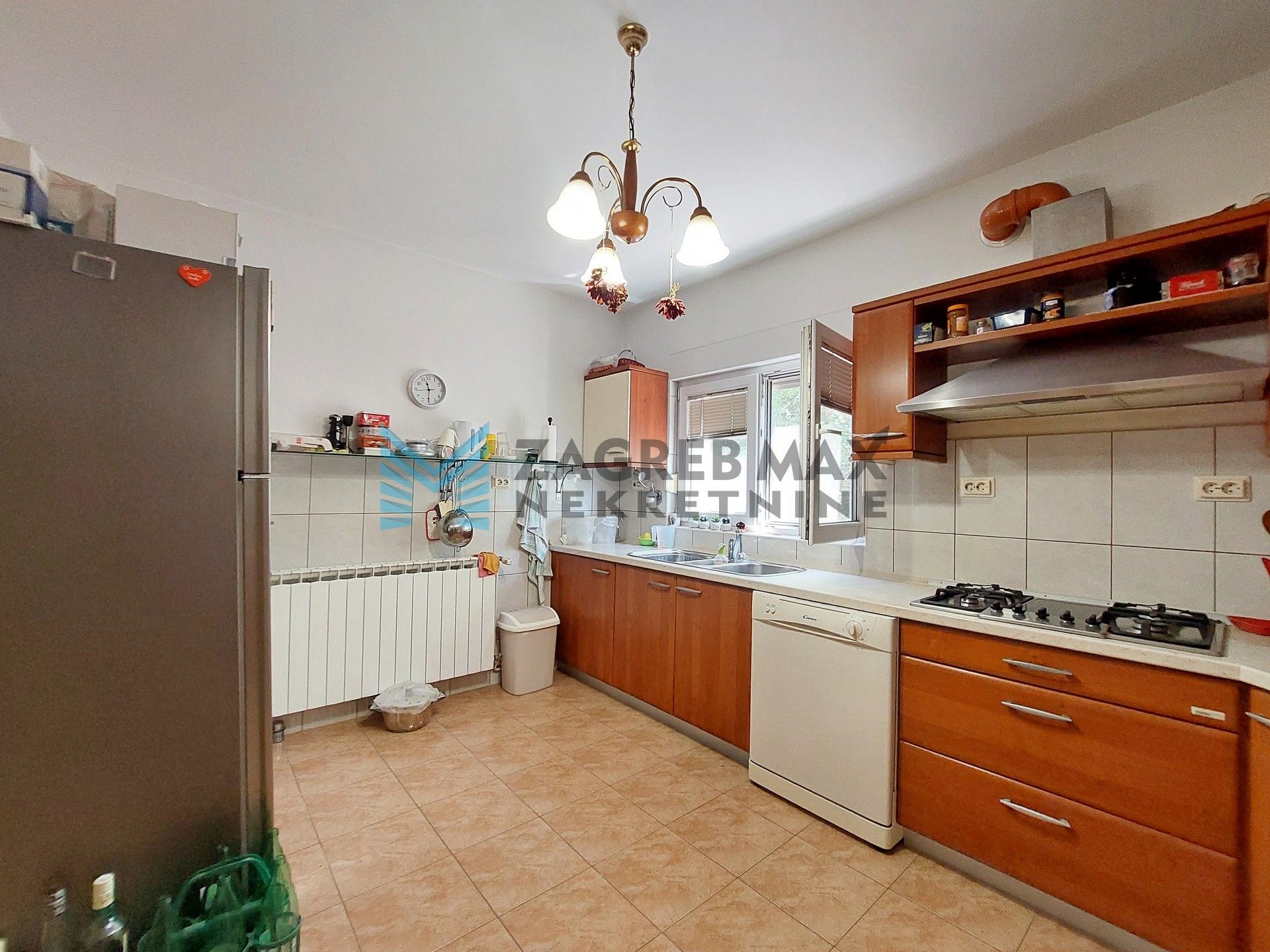 Zagreb - SUSEDGRAD - Bizek I. - kuća, veliko dvorište, garaža