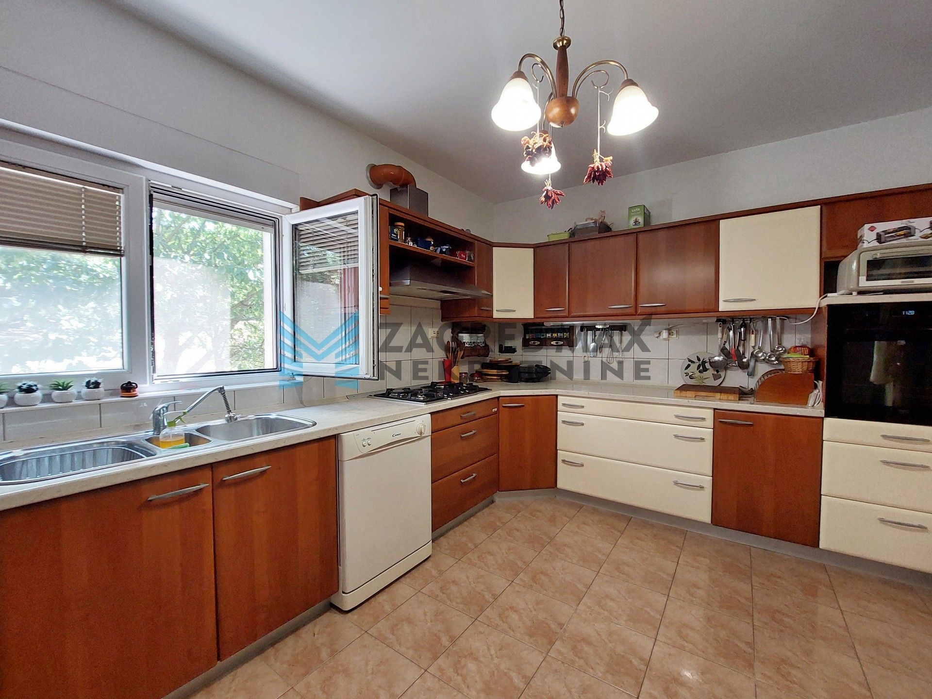 Zagreb - SUSEDGRAD - Bizek I. - kuća, veliko dvorište, garaža