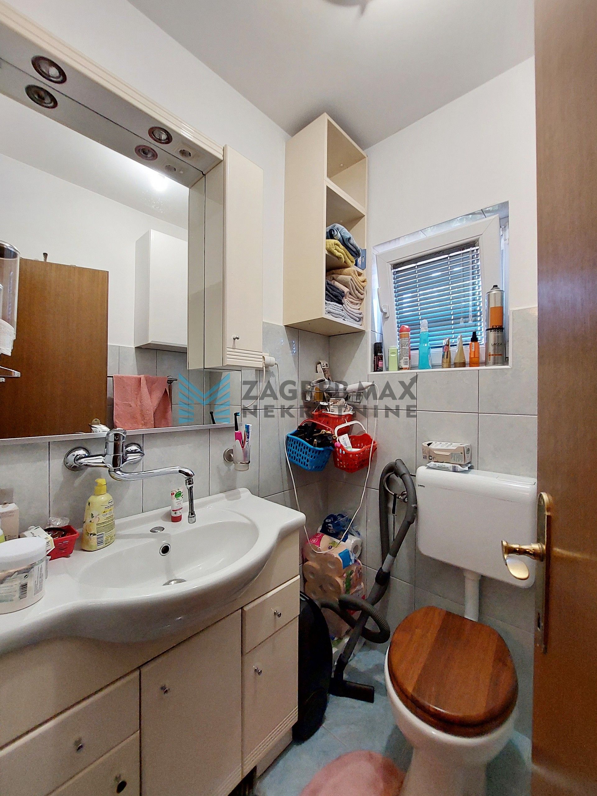 Zagreb - SUSEDGRAD - Bizek I. - kuća, veliko dvorište, garaža