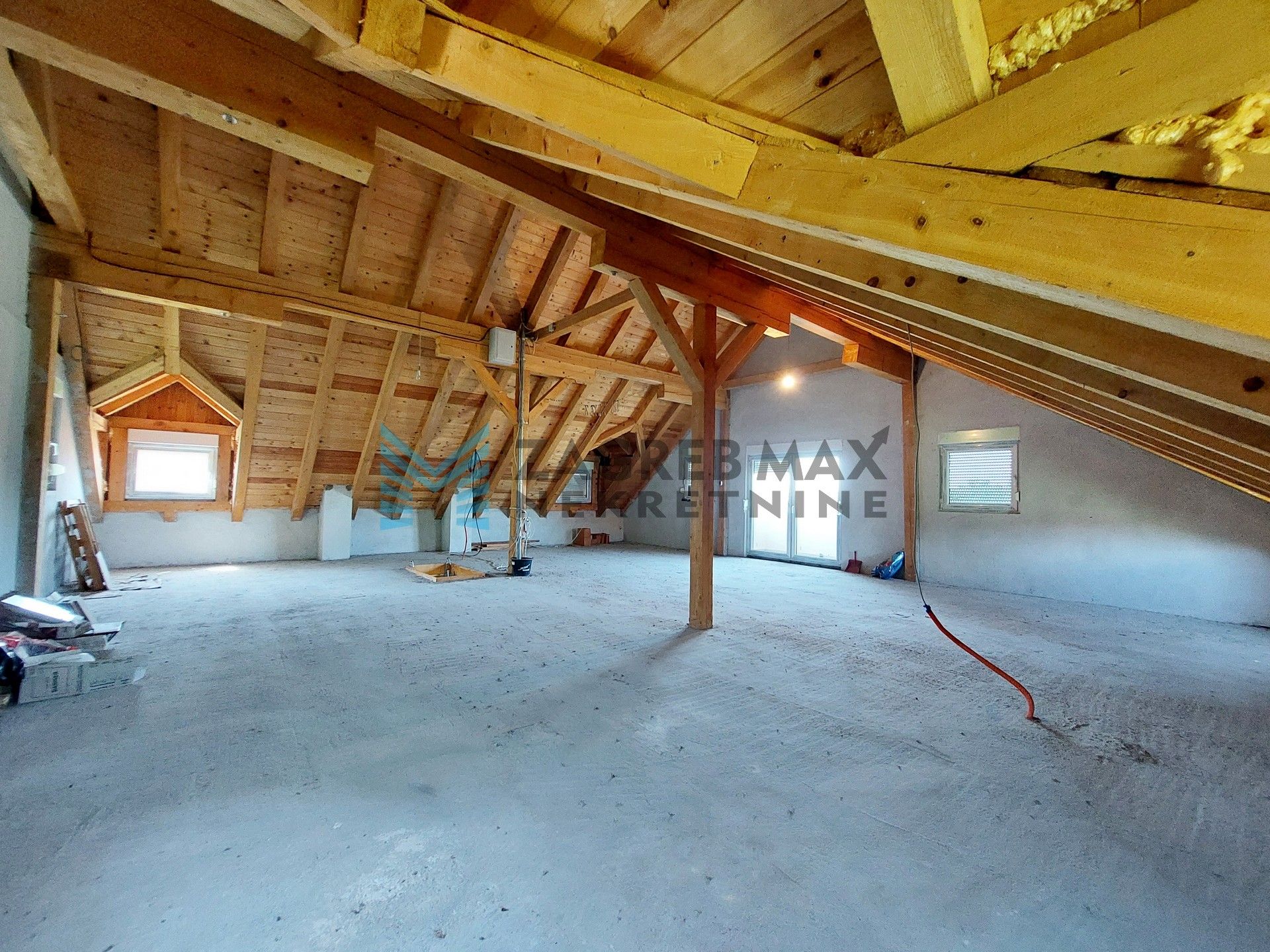 Zagreb - SUSEDGRAD - Bizek I. - kuća, veliko dvorište, garaža