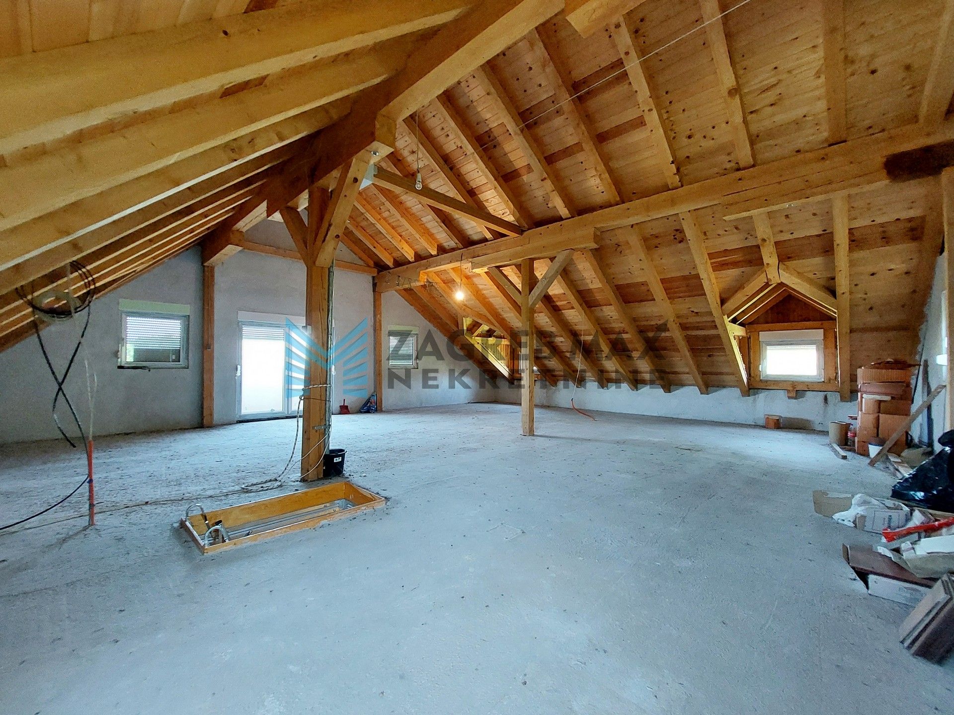 Zagreb - SUSEDGRAD - Bizek I. - kuća, veliko dvorište, garaža