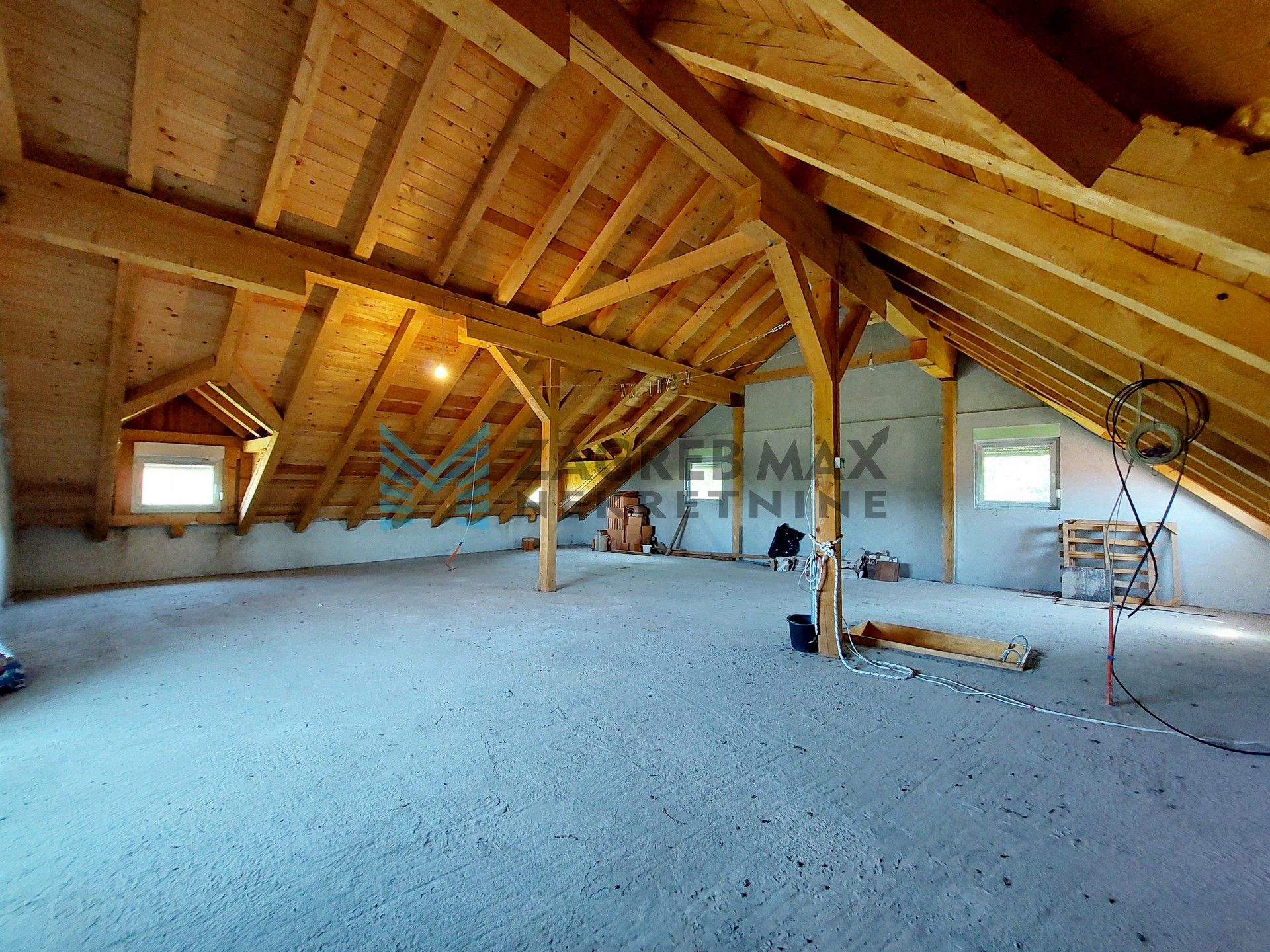 Zagreb - SUSEDGRAD - Bizek I. - kuća, veliko dvorište, garaža