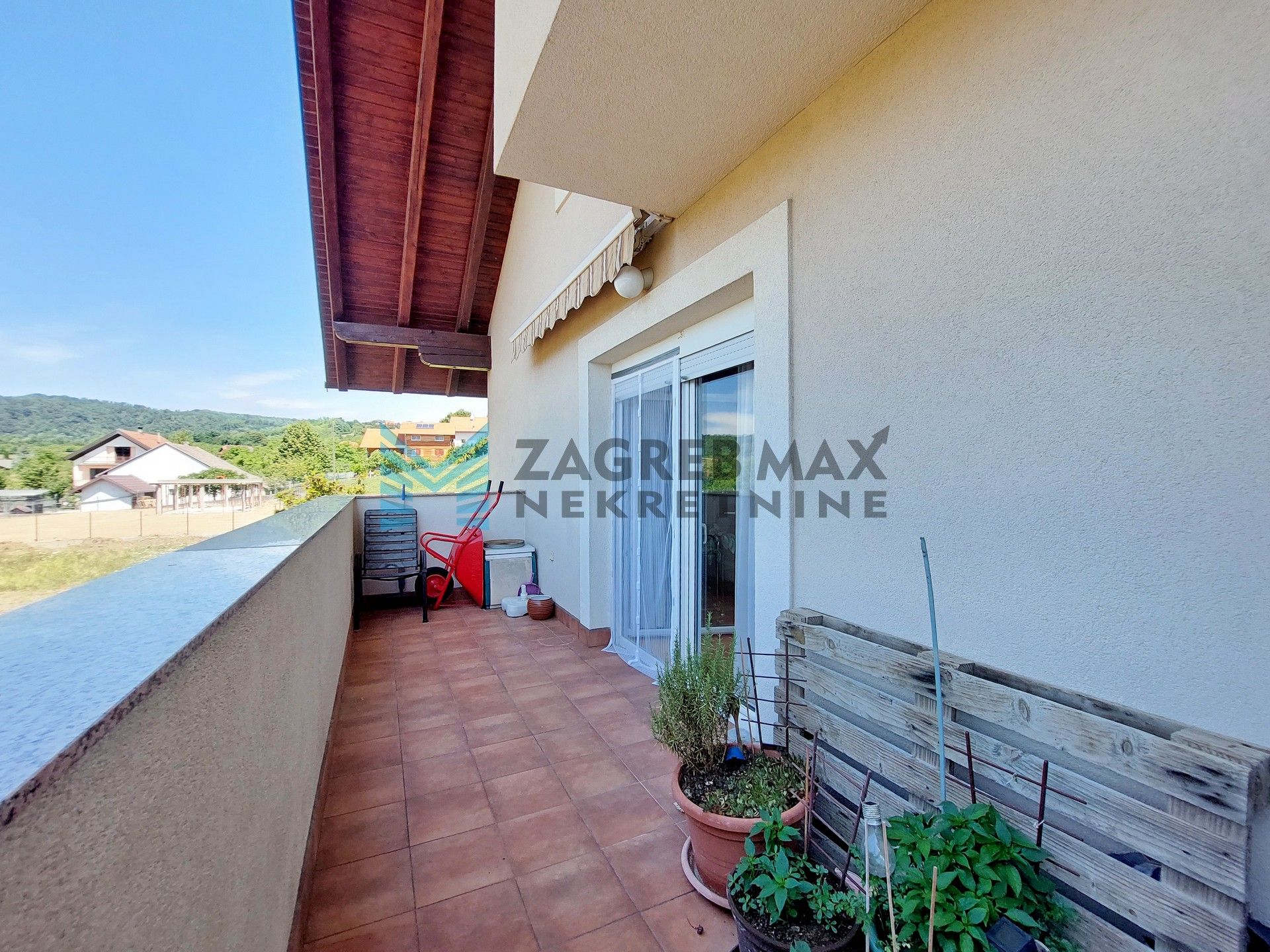 Zagreb - SUSEDGRAD - Bizek I. - kuća, veliko dvorište, garaža