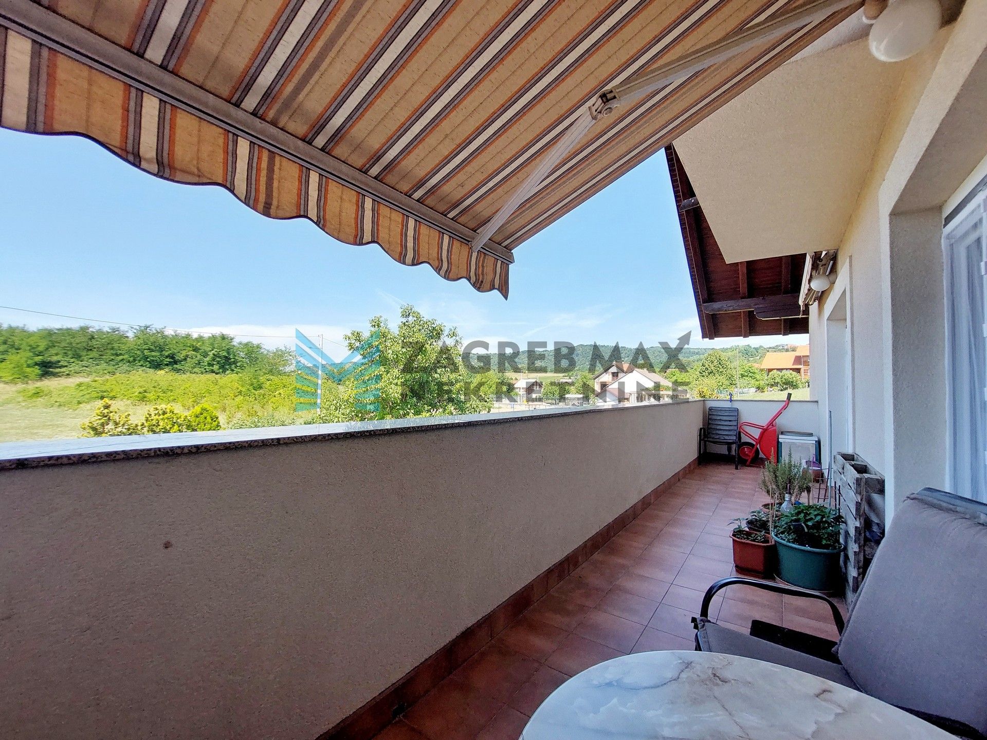 Zagreb - SUSEDGRAD - Bizek I. - kuća, veliko dvorište, garaža