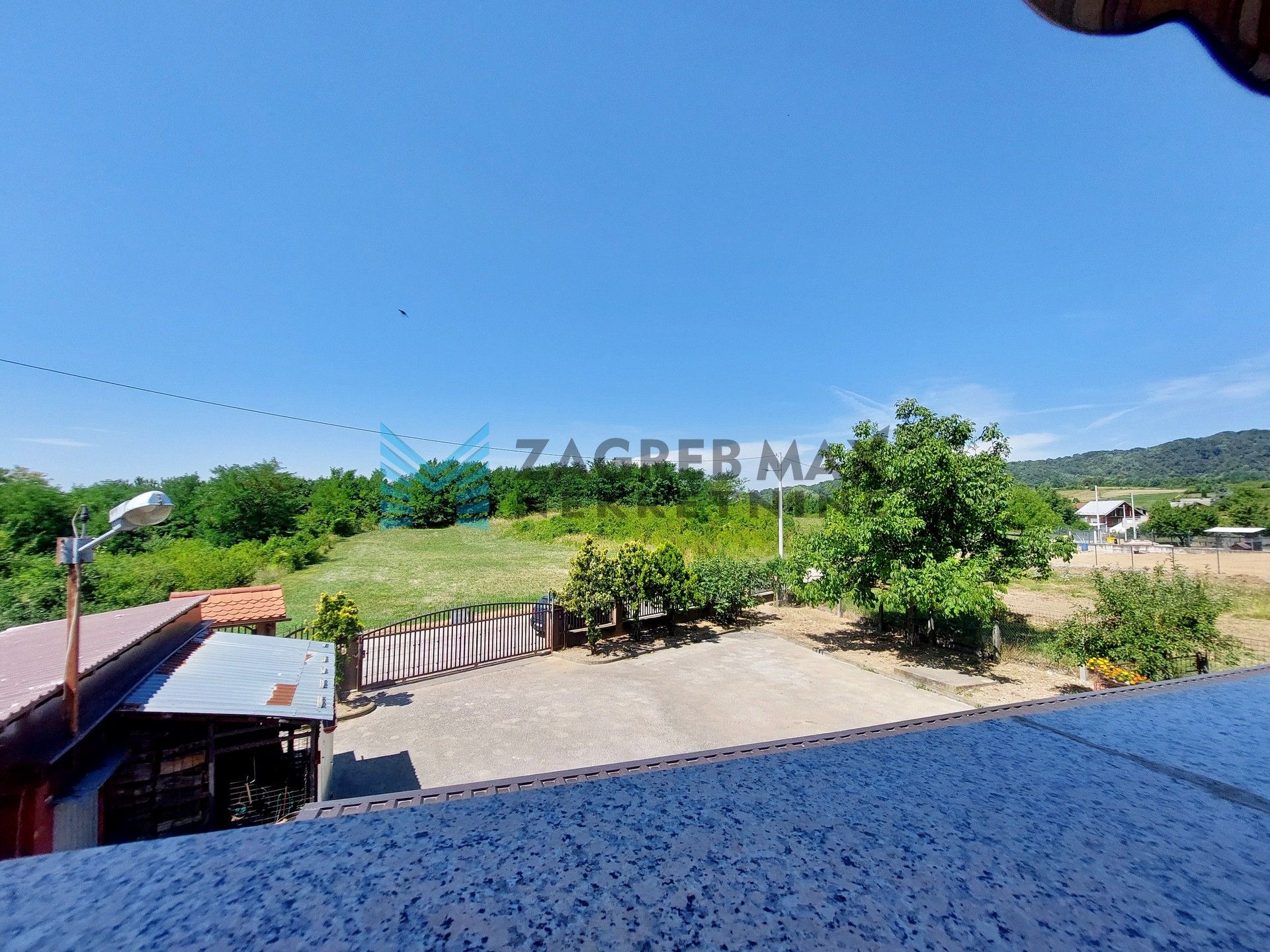 Zagreb - SUSEDGRAD - Bizek I. - kuća, veliko dvorište, garaža