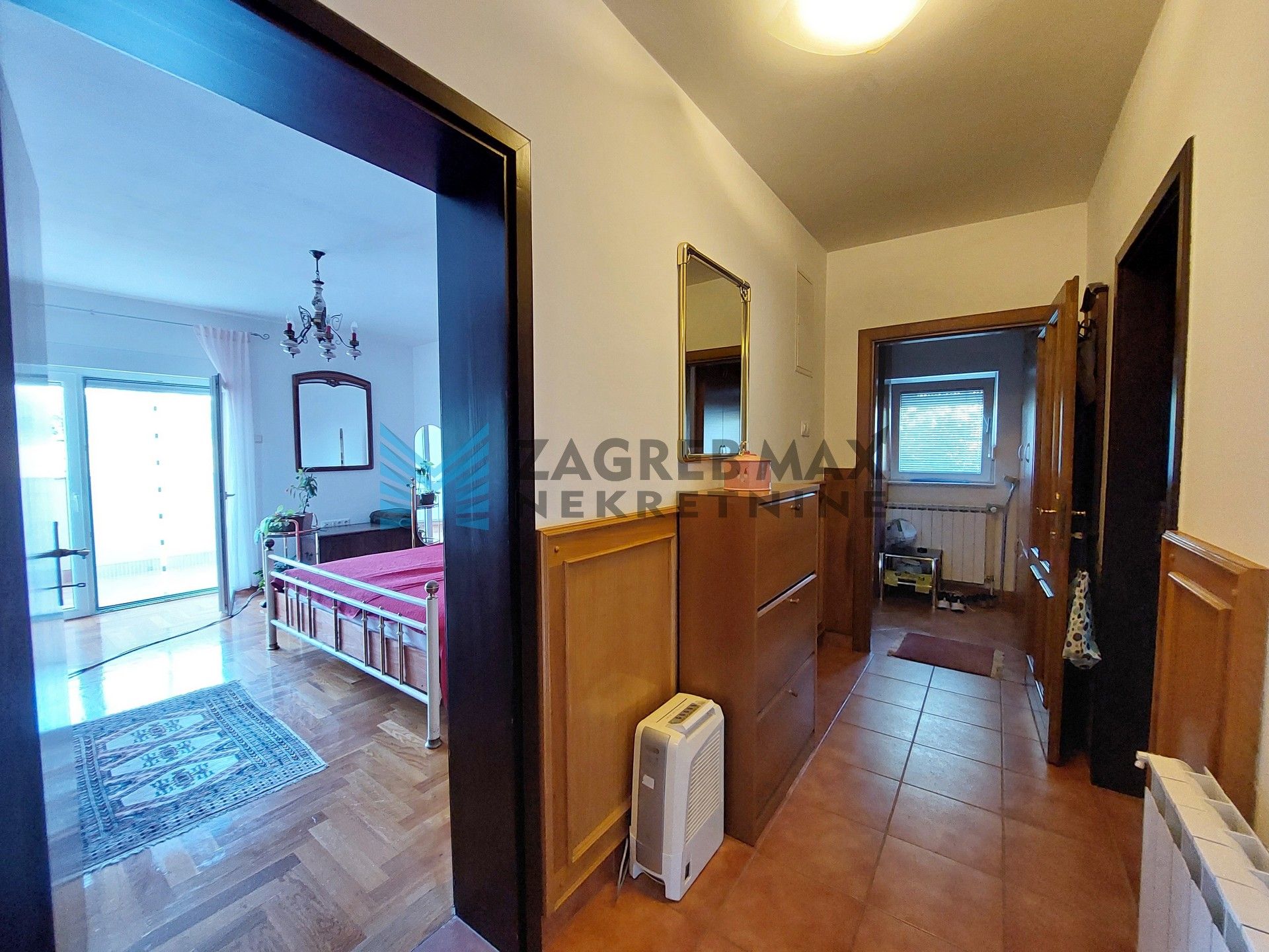 Zagreb - SUSEDGRAD - Bizek I. - kuća, veliko dvorište, garaža