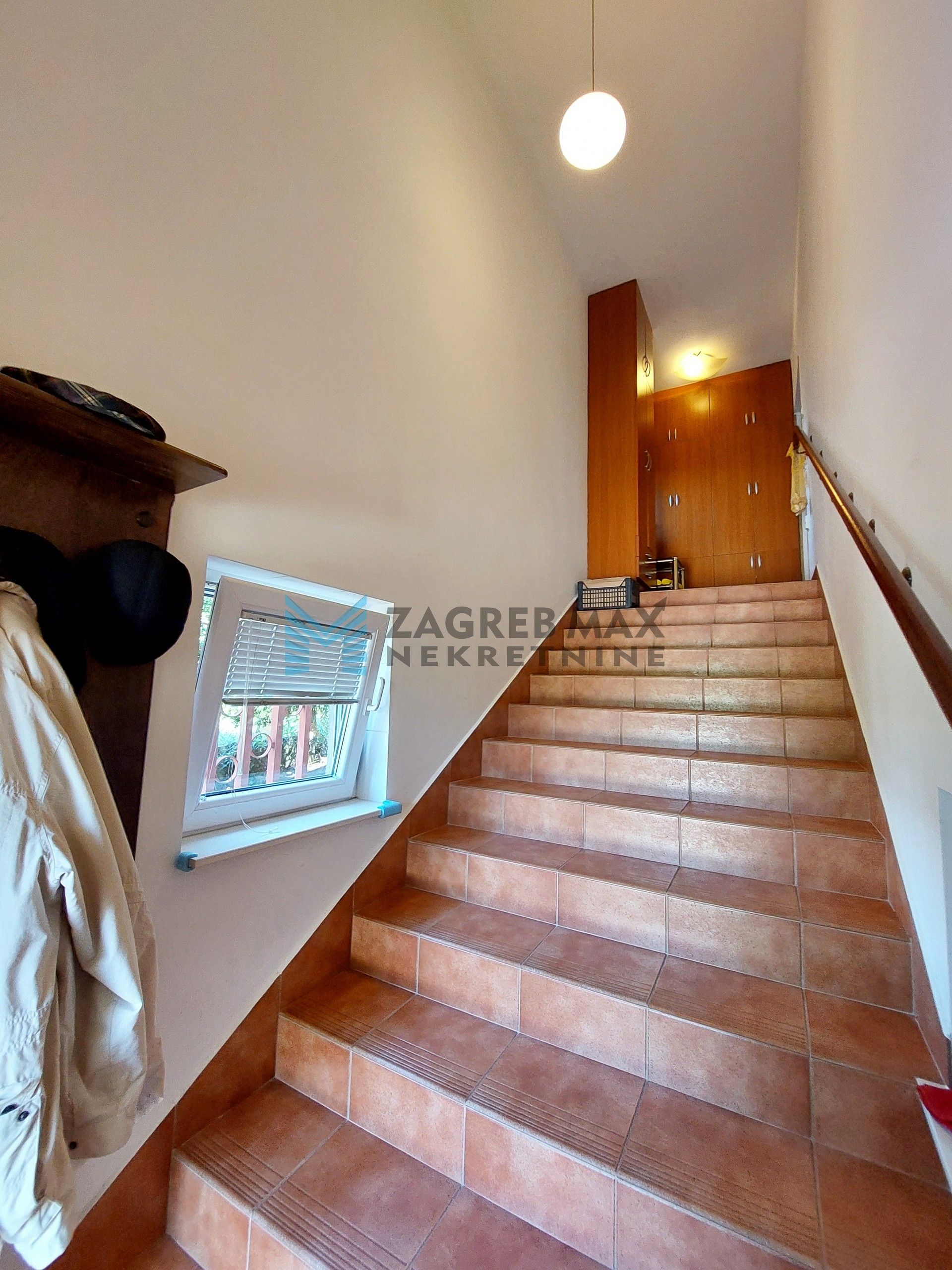 Zagreb - SUSEDGRAD - Bizek I. - kuća, veliko dvorište, garaža