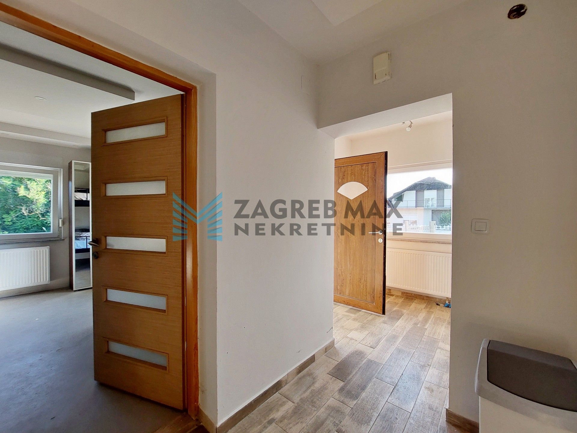 Zagreb - SV. I. ZELINA - Hrnjanec - kuća 590 m2 i dvorište 1925 m2