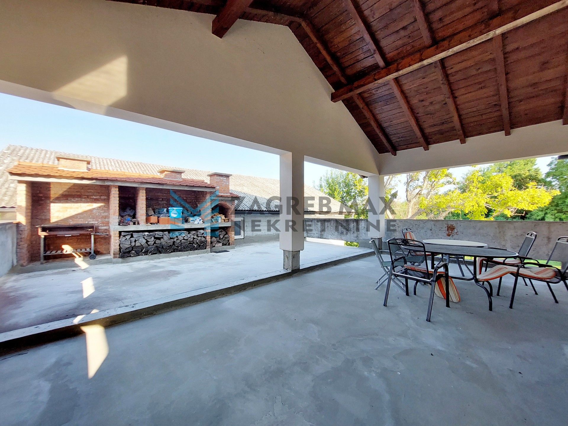 Zagreb - SV. I. ZELINA - Hrnjanec - kuća 590 m2 i dvorište 1925 m2