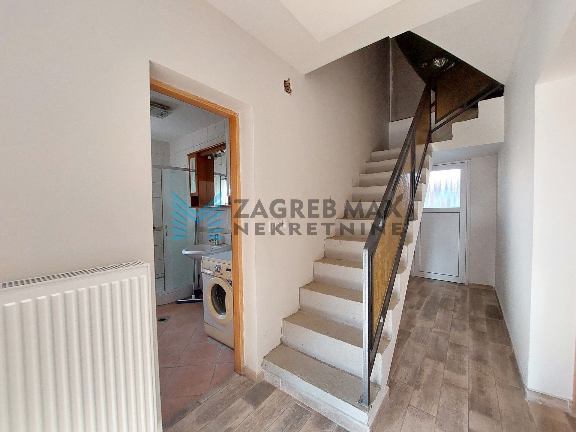 Zagreb - SV. I. ZELINA - Hrnjanec - kuća 590 m2 i dvorište 1925 m2