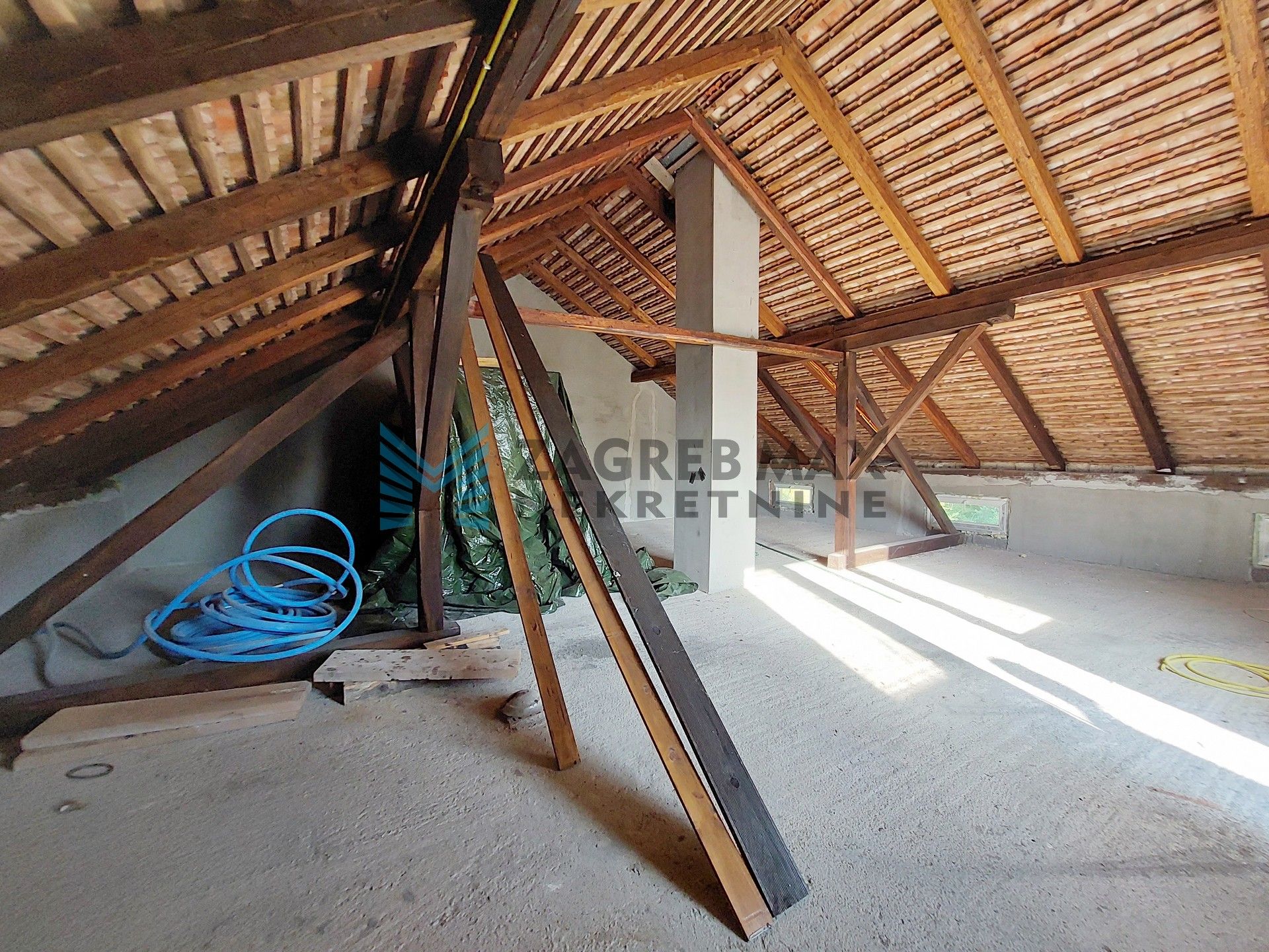 Zagreb - SV. I. ZELINA - Hrnjanec - kuća 590 m2 i dvorište 1925 m2