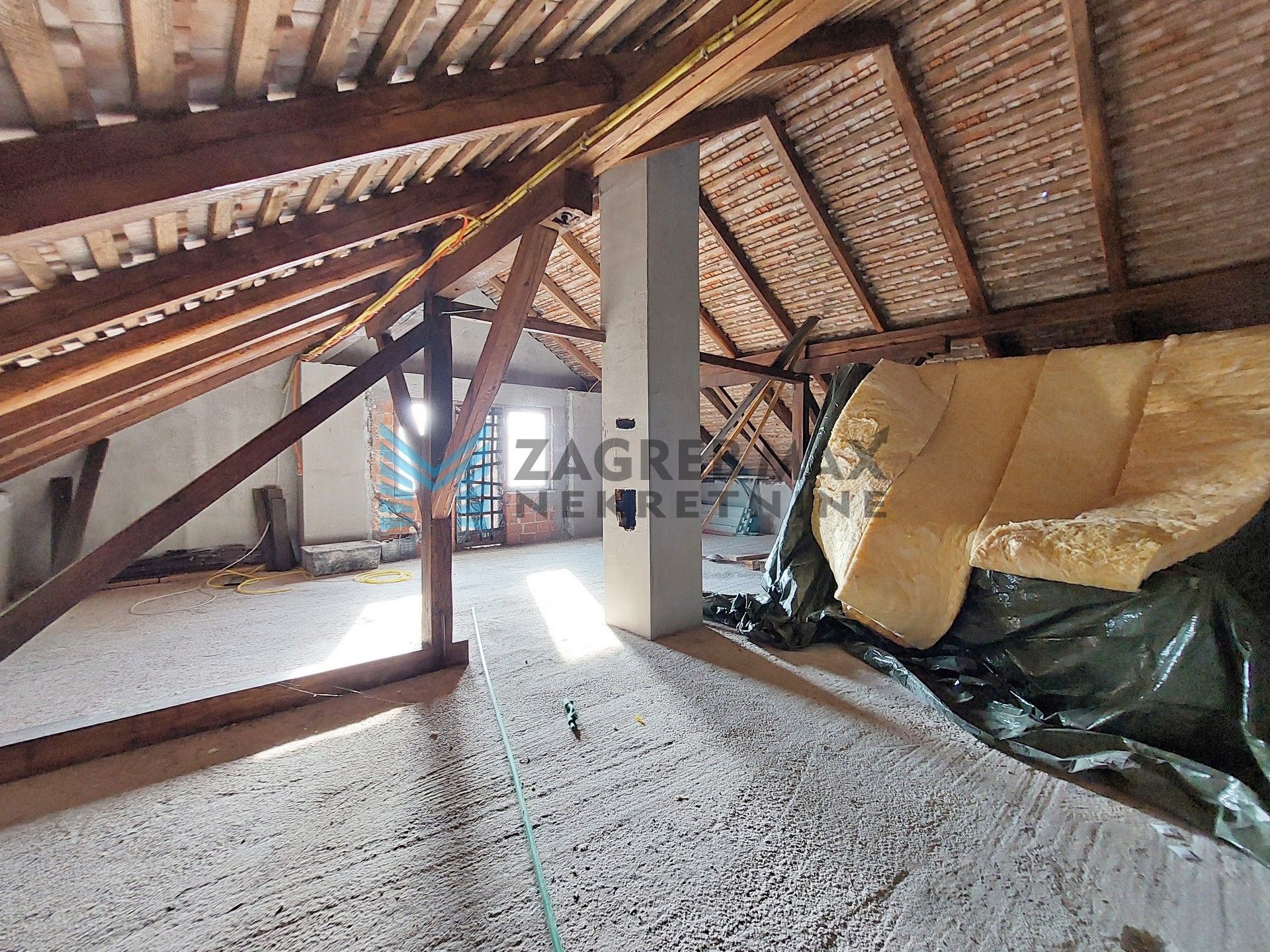 Zagreb - SV. I. ZELINA - Hrnjanec - kuća 590 m2 i dvorište 1925 m2