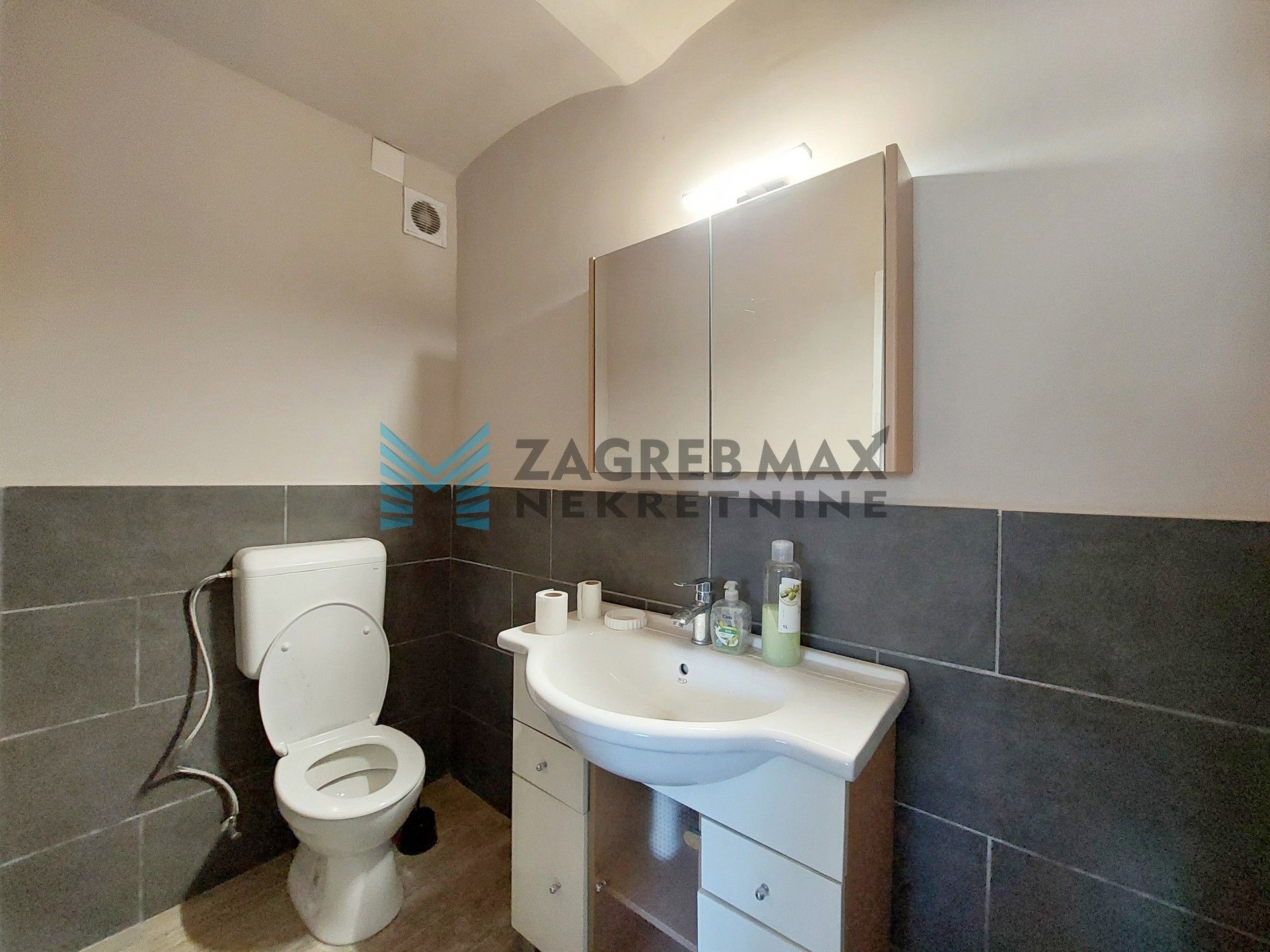 Zagreb - SV. I. ZELINA - Hrnjanec - kuća 590 m2 i dvorište 1925 m2