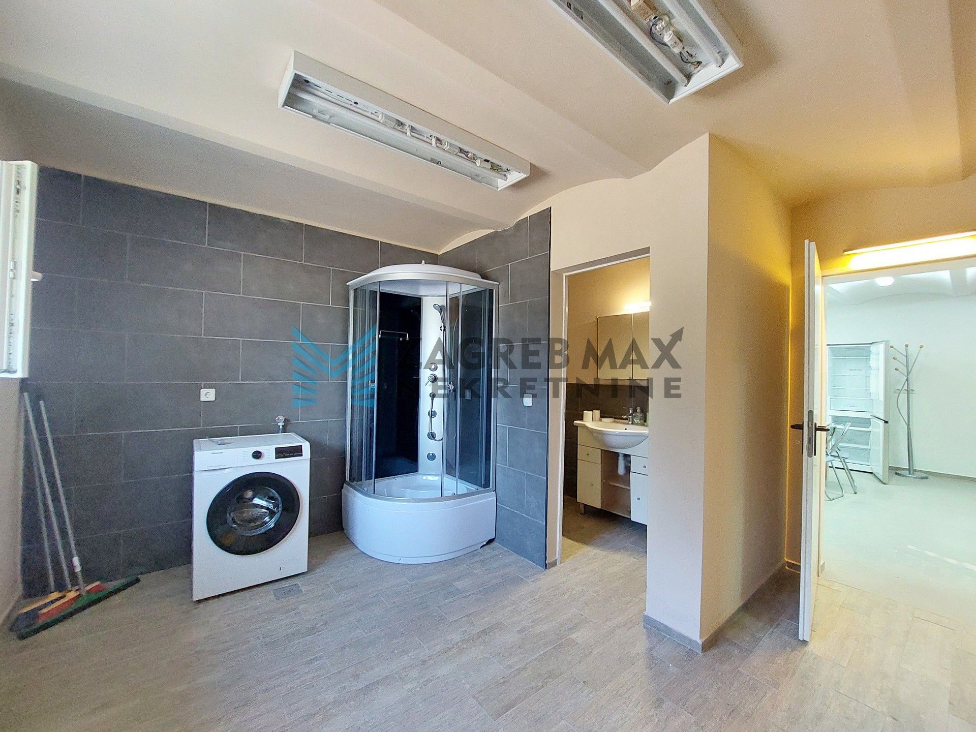 Zagreb - SV. I. ZELINA - Hrnjanec - kuća 590 m2 i dvorište 1925 m2