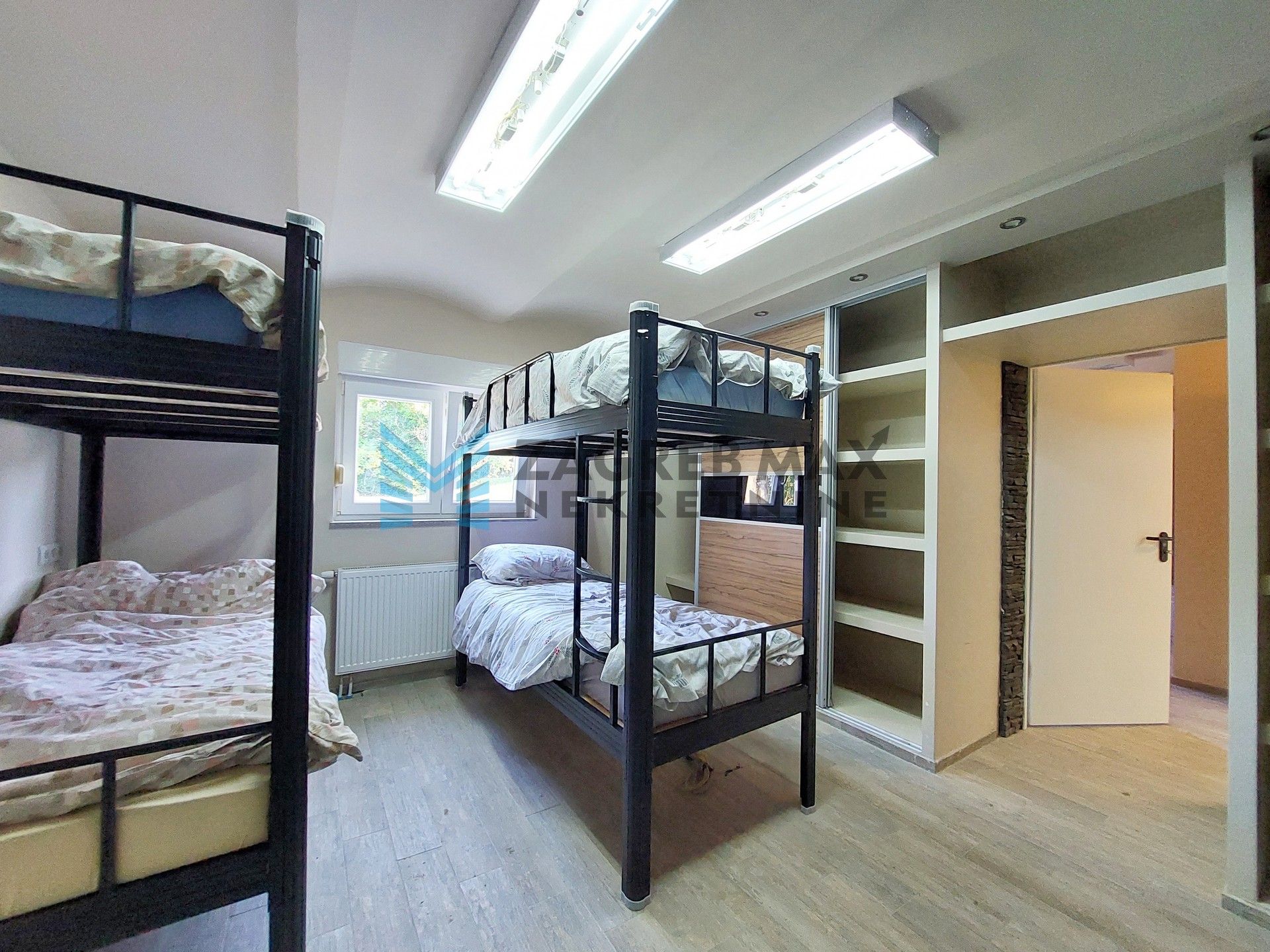 Zagreb - SV. I. ZELINA - Hrnjanec - kuća 590 m2 i dvorište 1925 m2