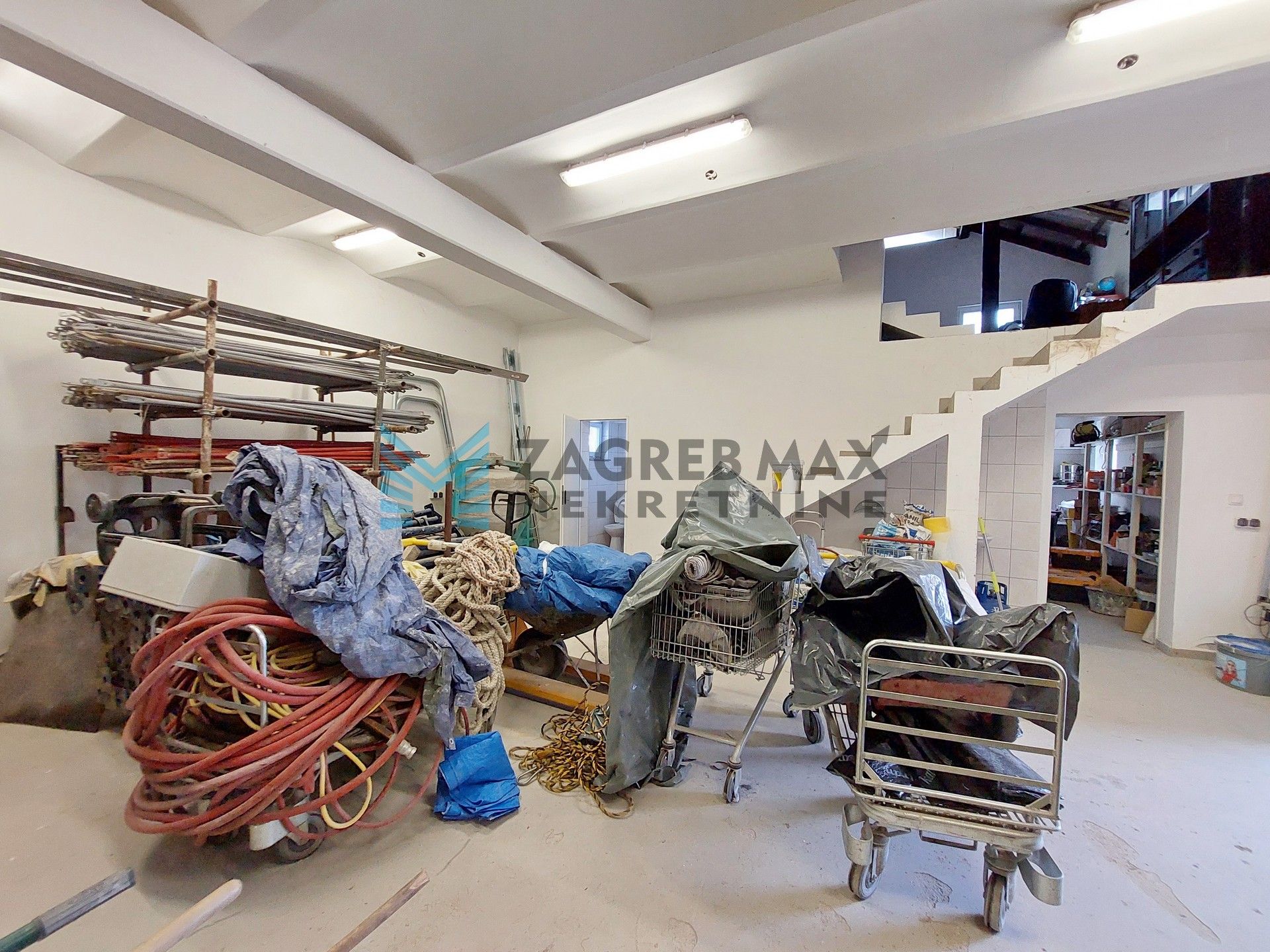 Zagreb - SV. I. ZELINA - Hrnjanec - kuća 590 m2 i dvorište 1925 m2