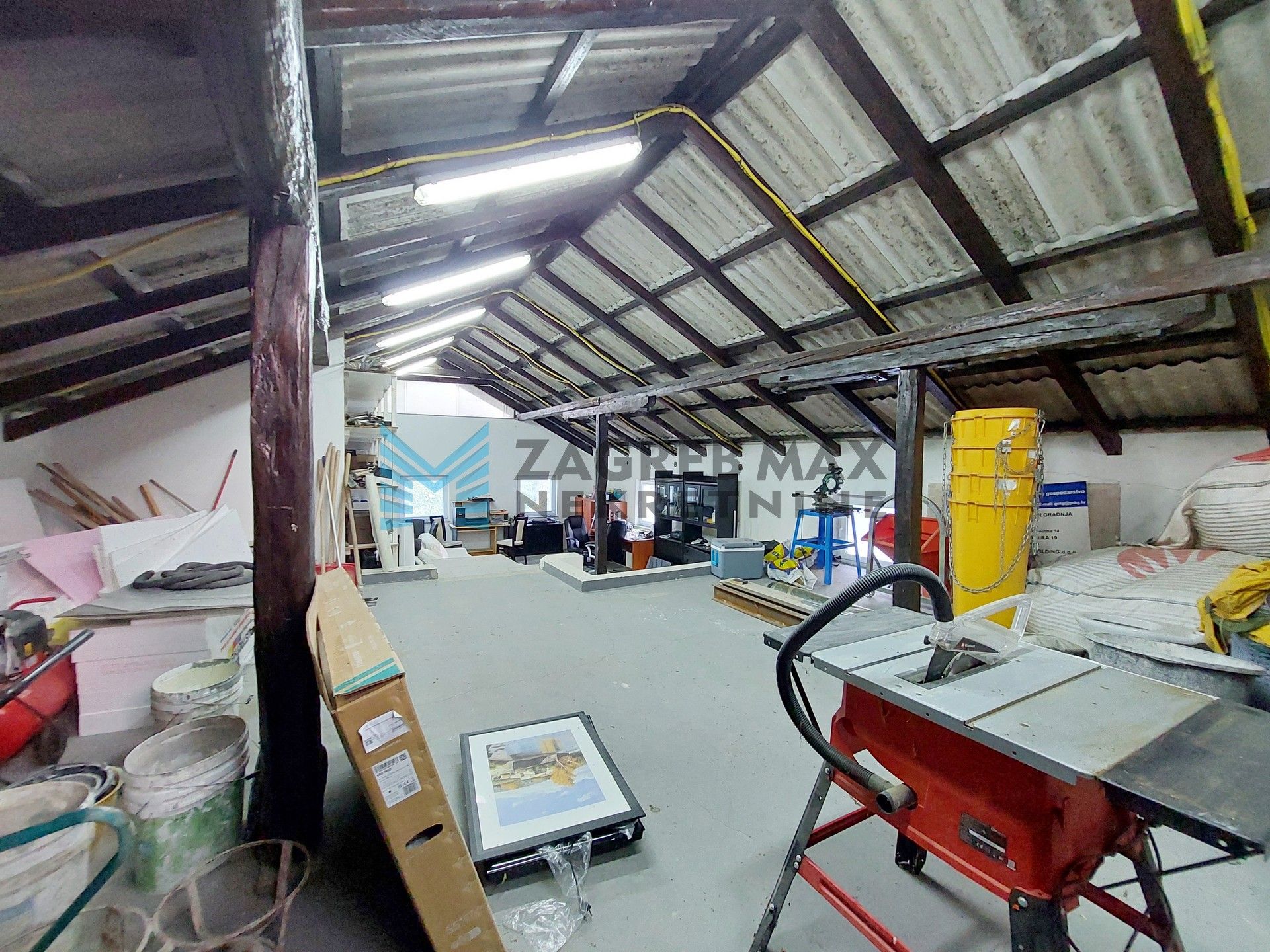 Zagreb - SV. I. ZELINA - Hrnjanec - kuća 590 m2 i dvorište 1925 m2