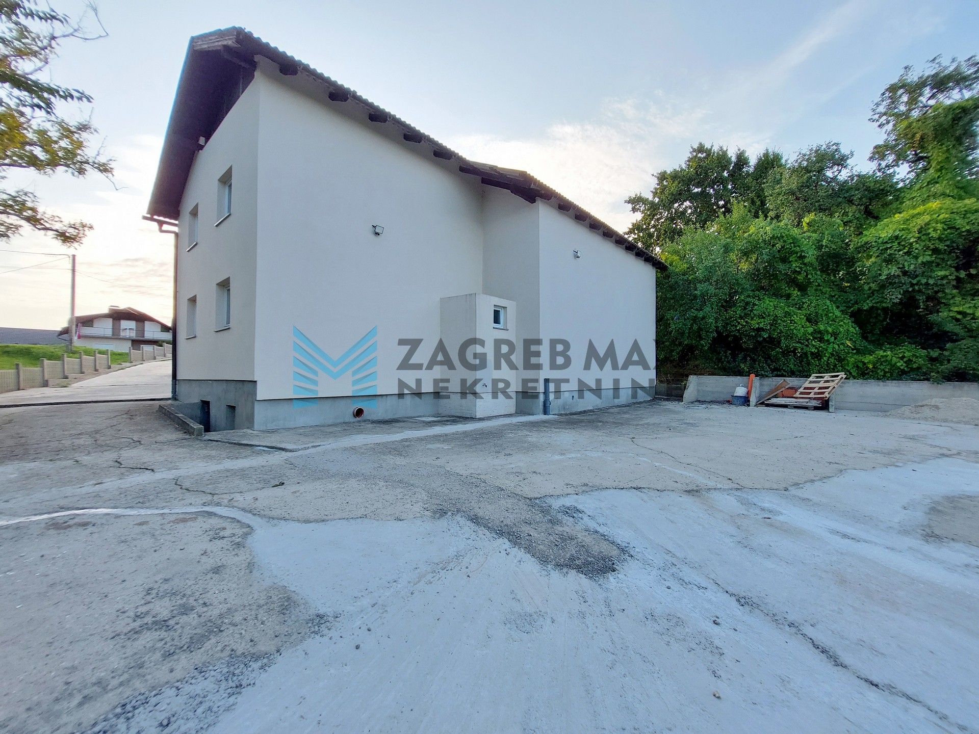 Zagreb - SV. I. ZELINA - Hrnjanec - kuća 590 m2 i dvorište 1925 m2