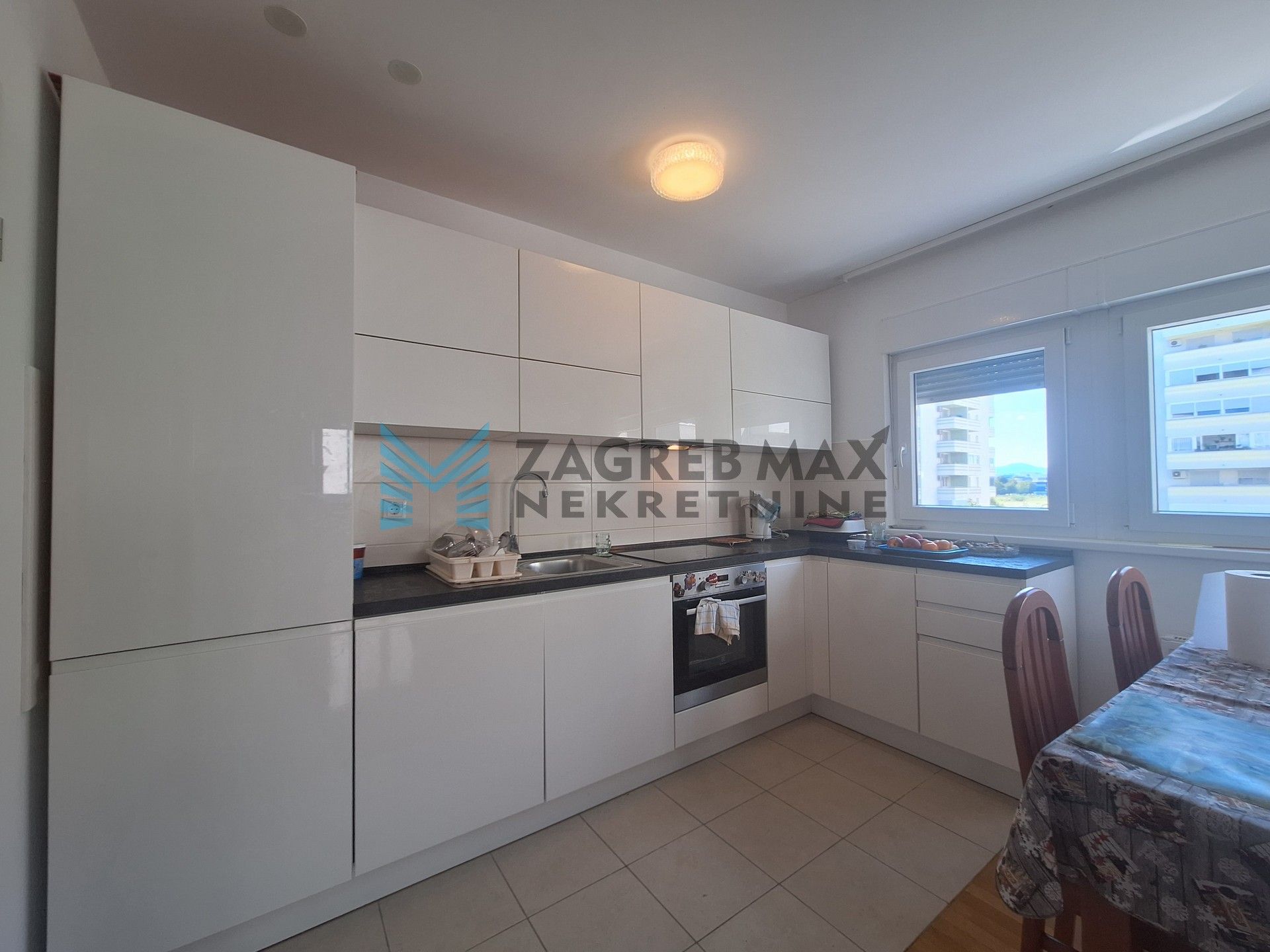 Zagreb - ŠPANSKO - M.Radić - 3-sobni, prostran, svijetao, spremište