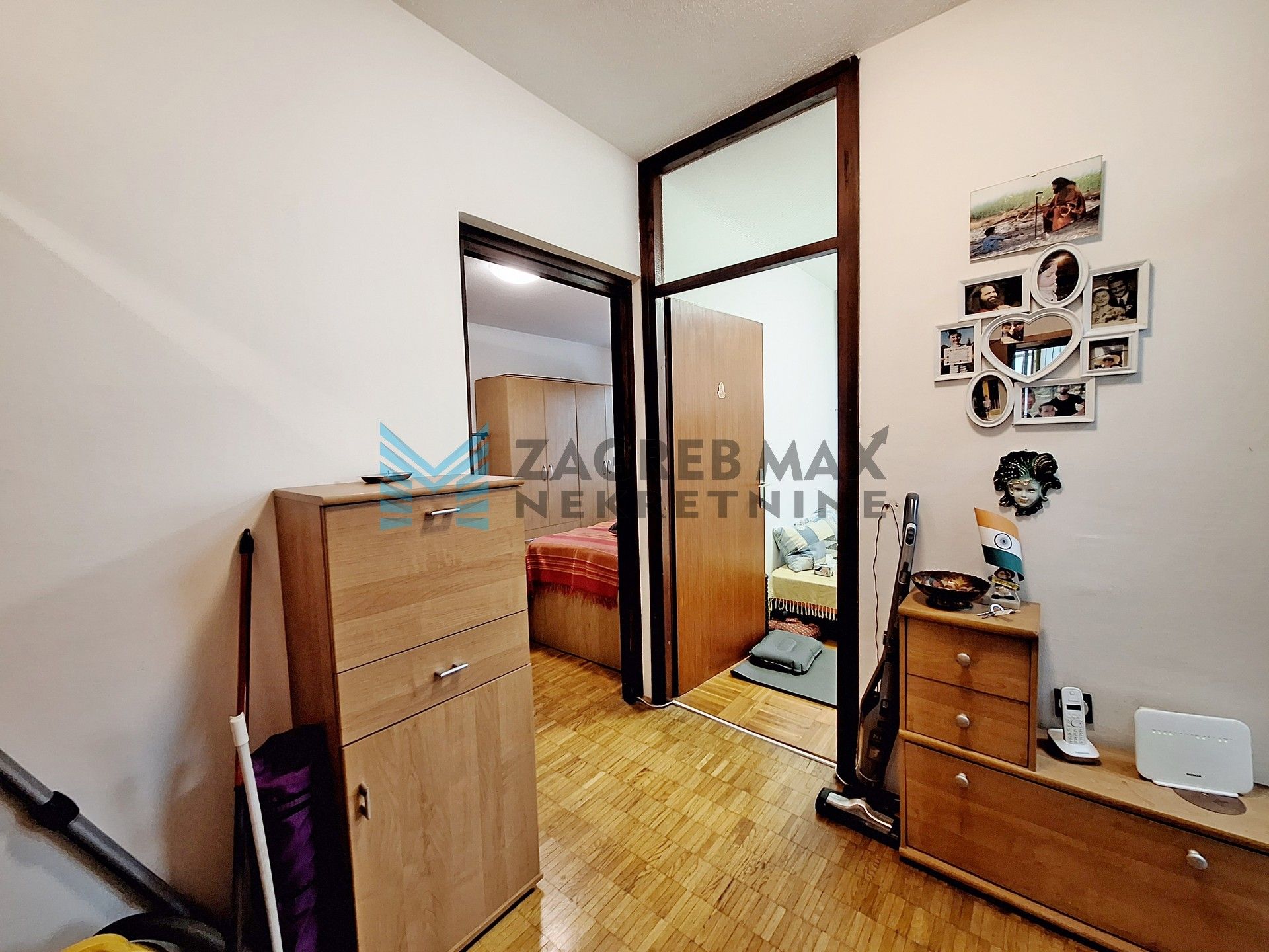 Zagreb - DUGAVE - Gomboševa - 2-sobni, 2 spremišta, niske režije, 2. kat