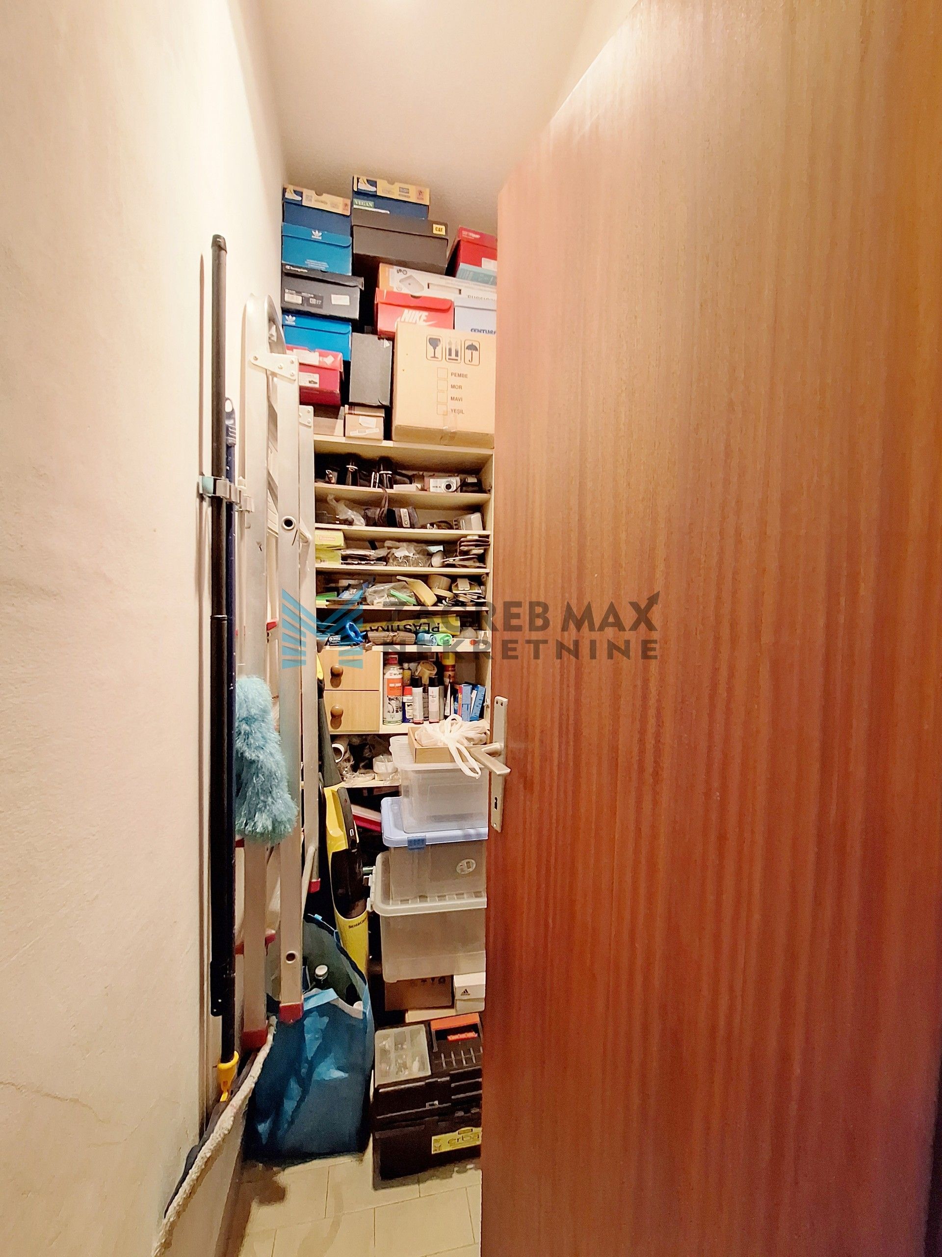 Zagreb - DUGAVE - Gomboševa - 2-sobni, 2 spremišta, niske režije, 2. kat