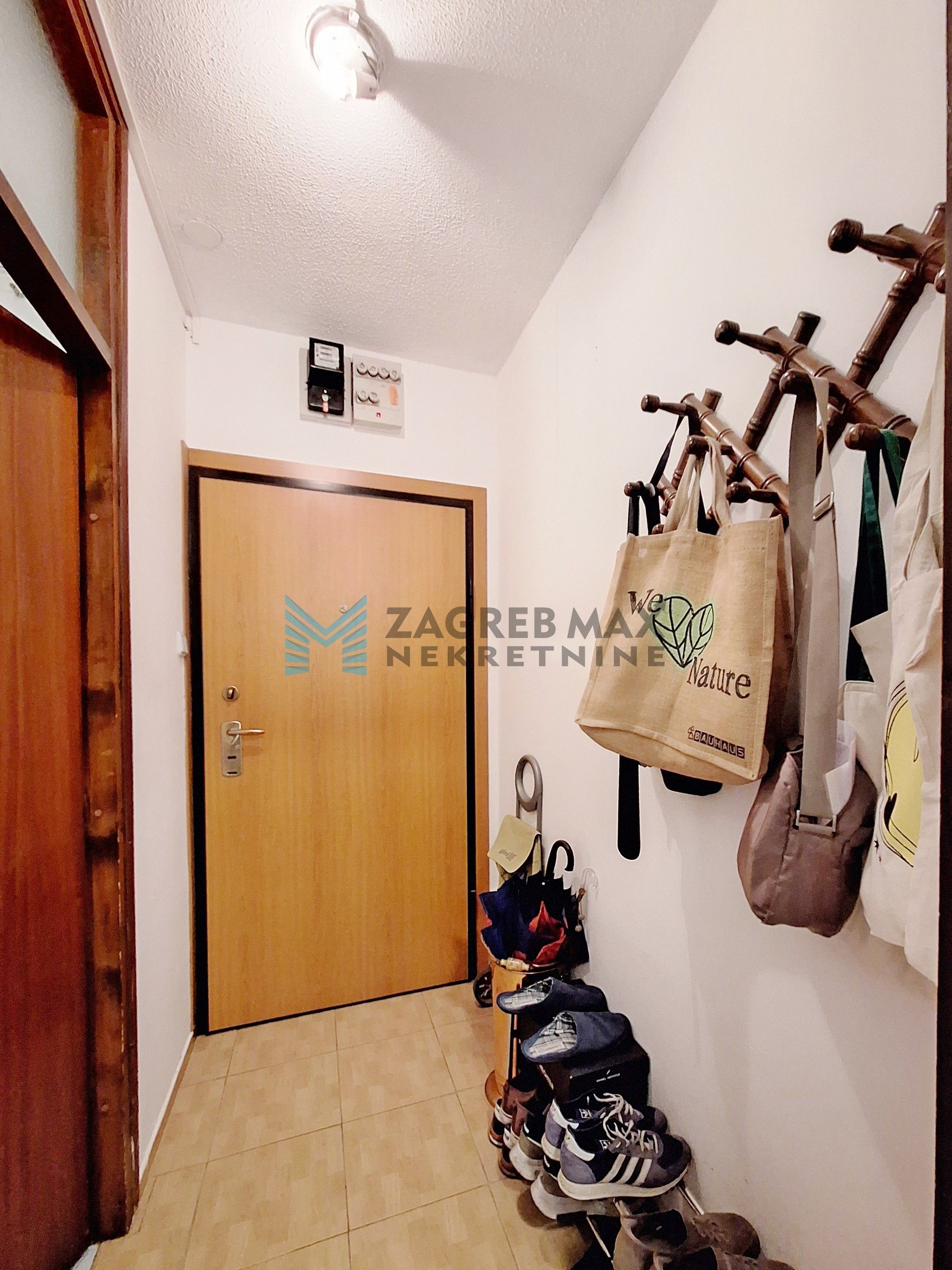 Zagreb - DUGAVE - Gomboševa - 2-sobni, 2 spremišta, niske režije, 2. kat