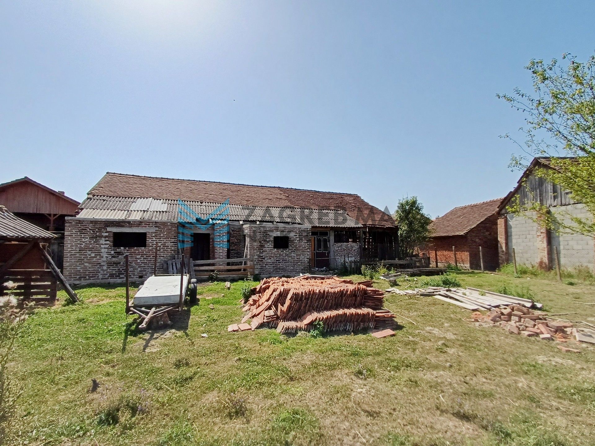 Zagreb - VRBOVEC - Negovec - kuća, dvorište, pomoćni objekt, terasa