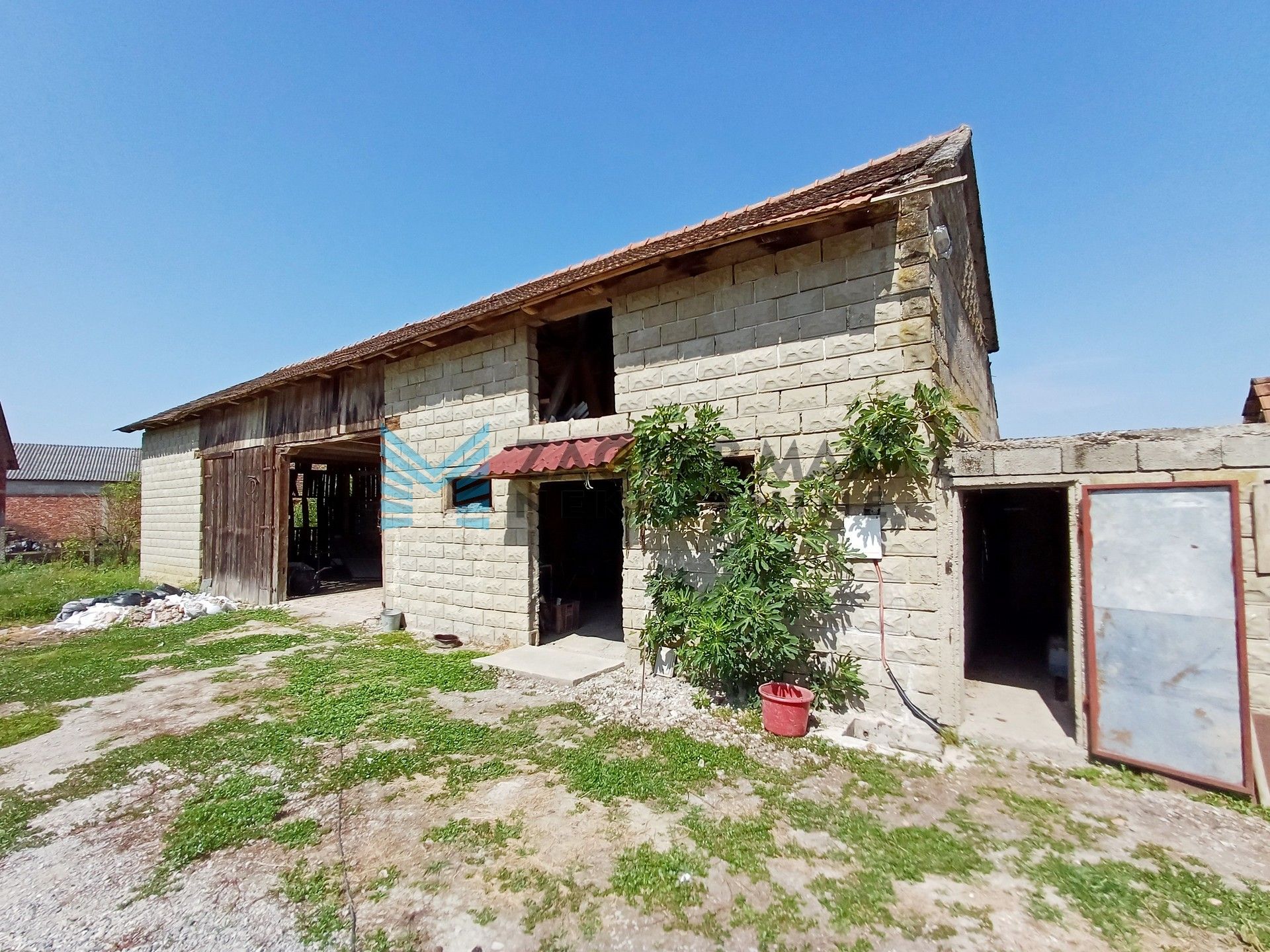 Zagreb - VRBOVEC - Negovec - kuća, dvorište, pomoćni objekt, terasa