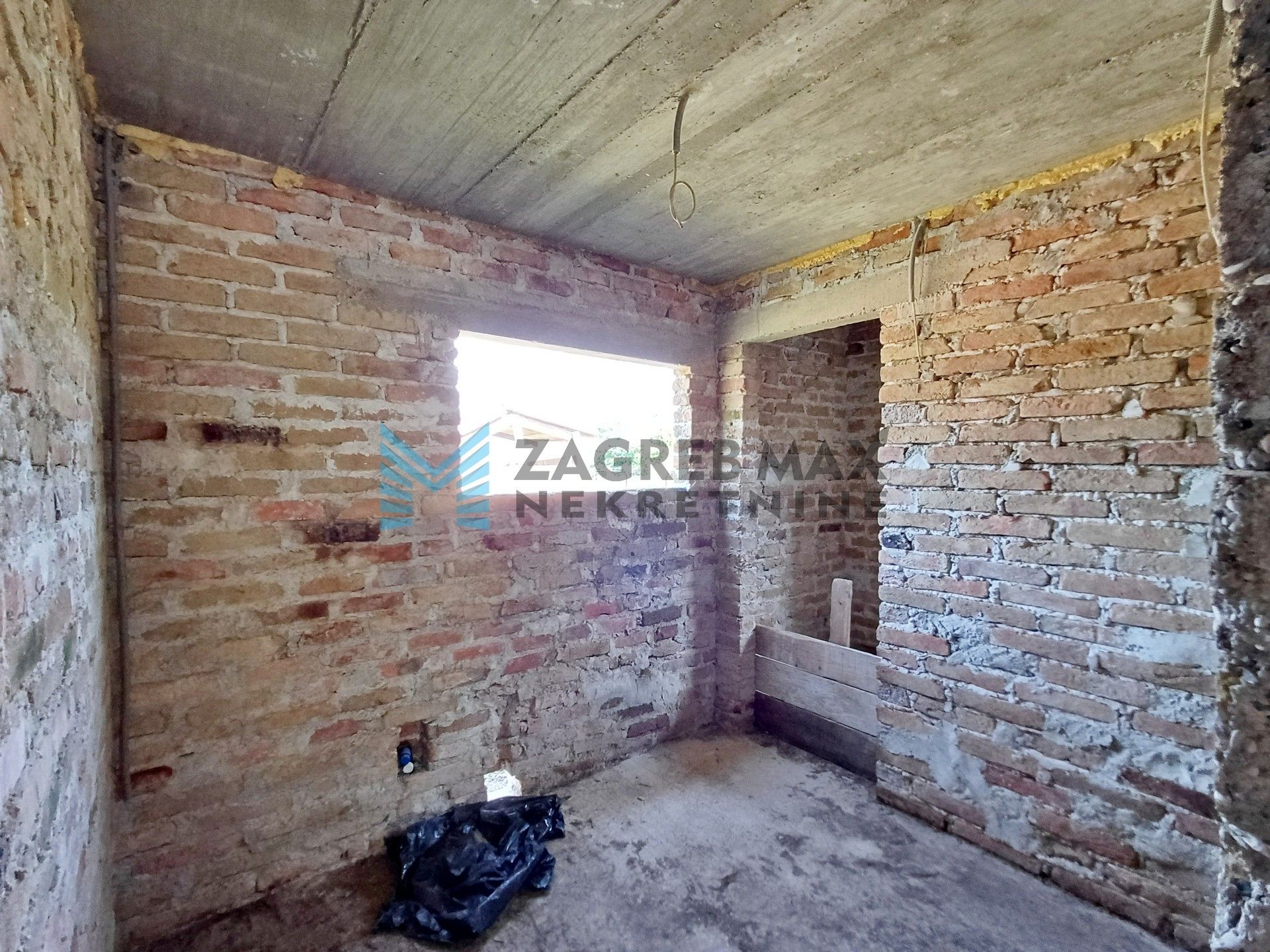 Zagreb - VRBOVEC - Negovec - kuća, dvorište, pomoćni objekt, terasa