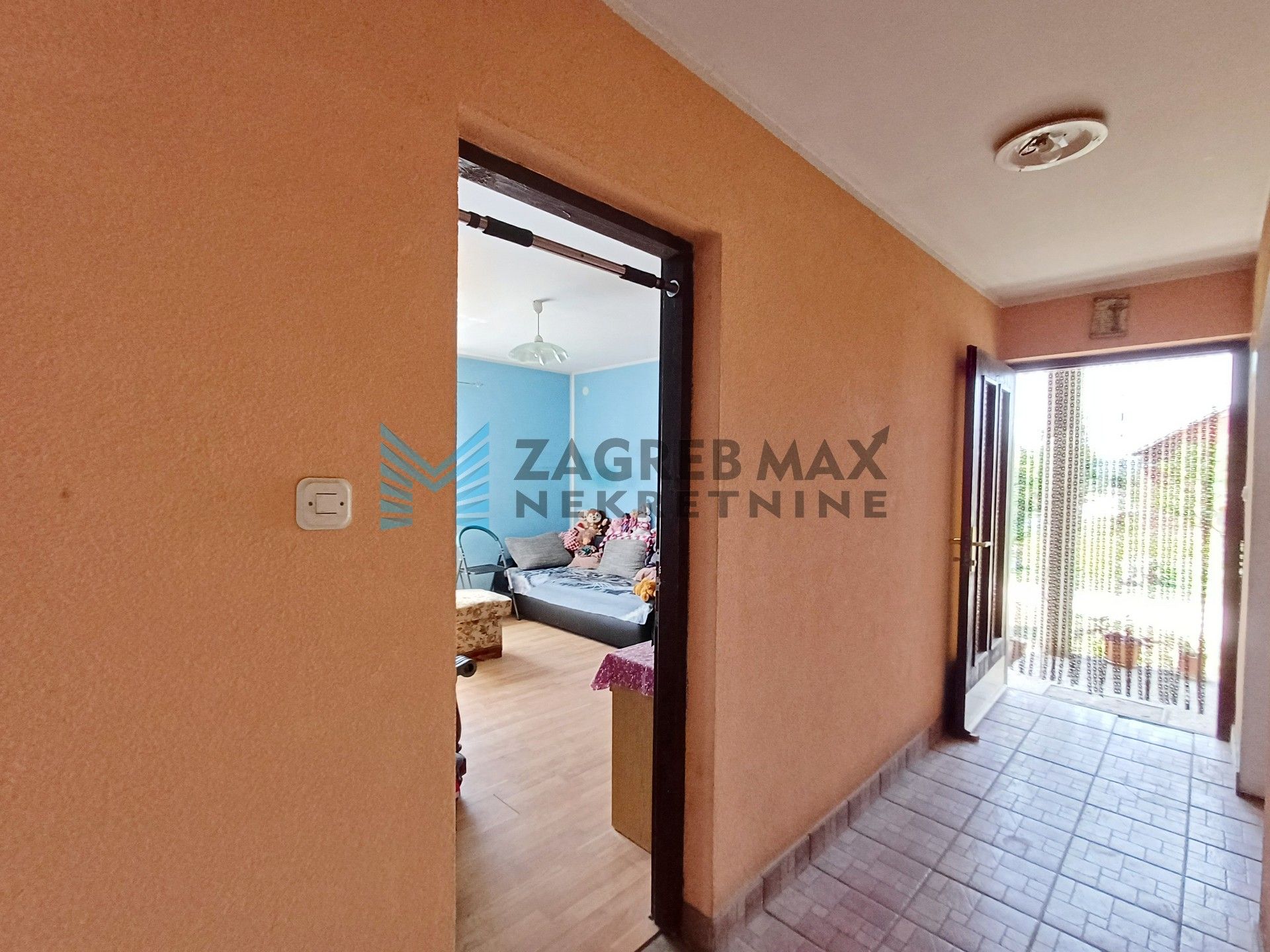 Zagreb - VRBOVEC - Negovec - kuća, dvorište, pomoćni objekt, terasa