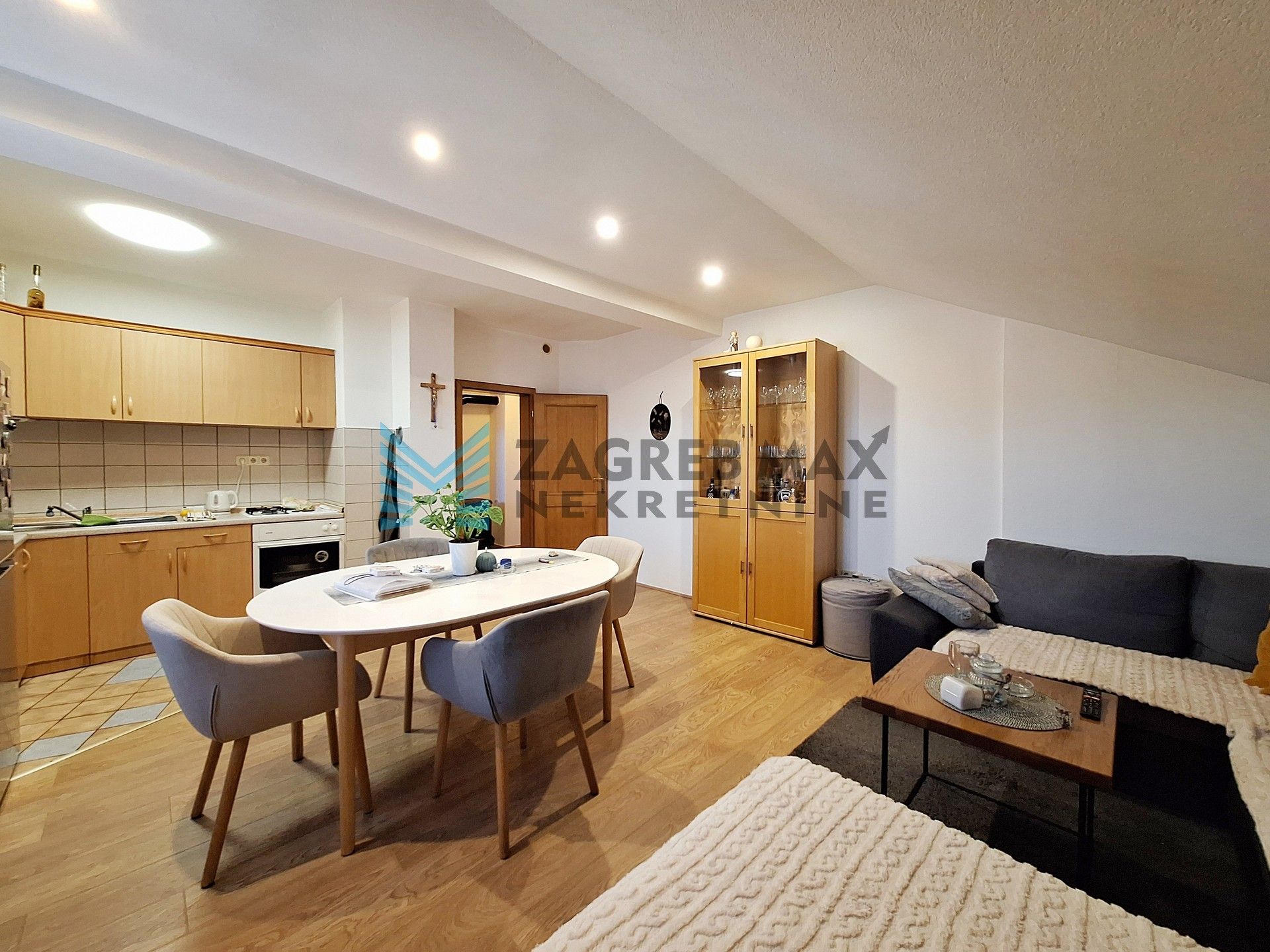 Zagreb - ŽITNJAK - Radnička - kuća s četiri odvojene stambene jedinice