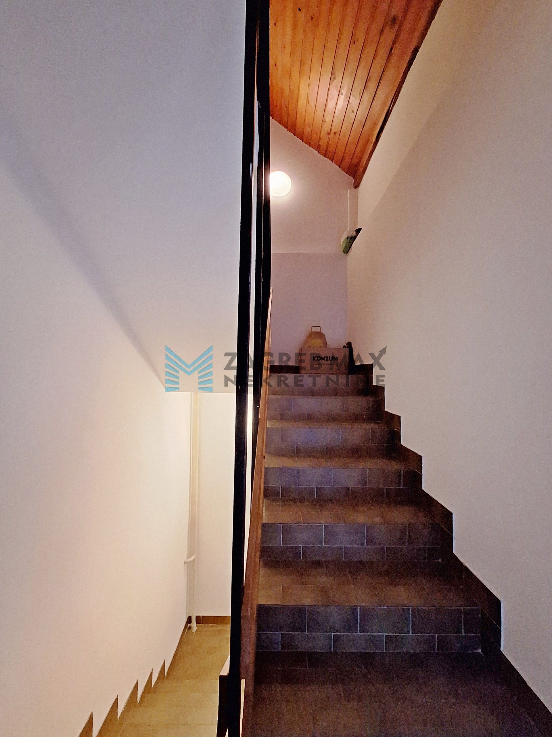 Zagreb - DUBRAVA - Z.Škreba - kuća s 3 stambene jedinice i poslovnim prostorom