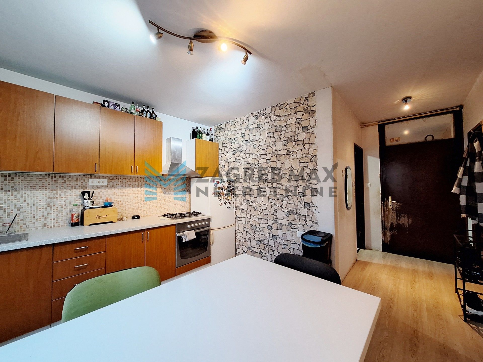 Zagreb - DUBRAVA - Z.Škreba - kuća s 3 stambene jedinice i poslovnim prostorom