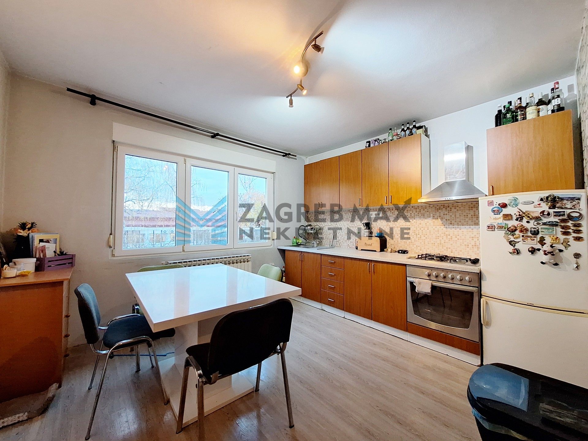 Zagreb - DUBRAVA - Z.Škreba - kuća s 3 stambene jedinice i poslovnim prostorom