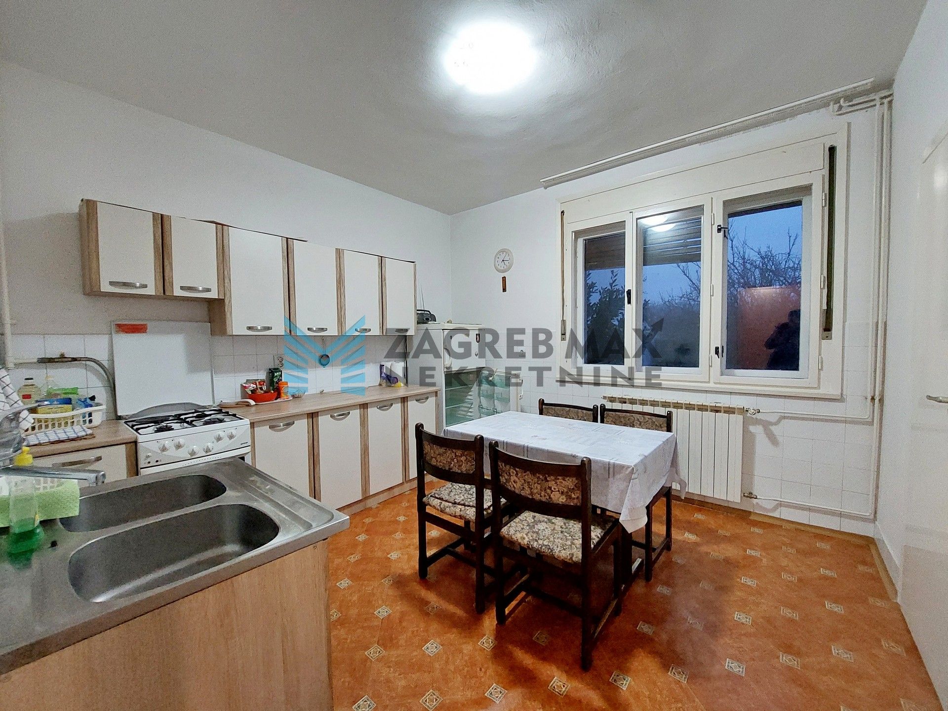 Zagreb - OPOROVEC - Novoselečki put - kuća, 2 kata, održavana, dvorište, garaža