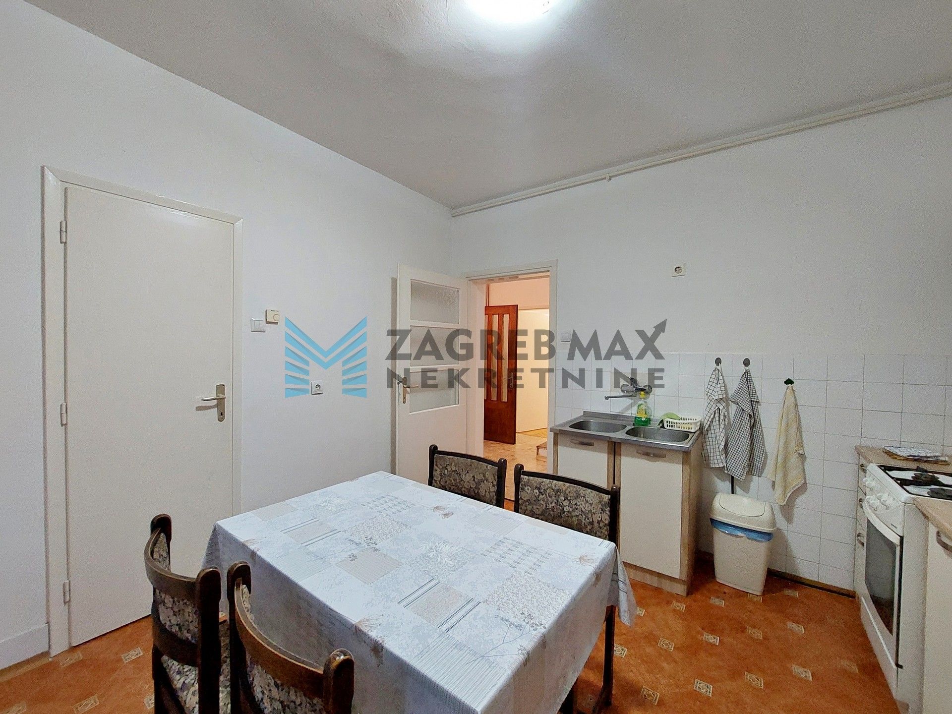 Zagreb - OPOROVEC - Novoselečki put - kuća, 2 kata, održavana, dvorište, garaža